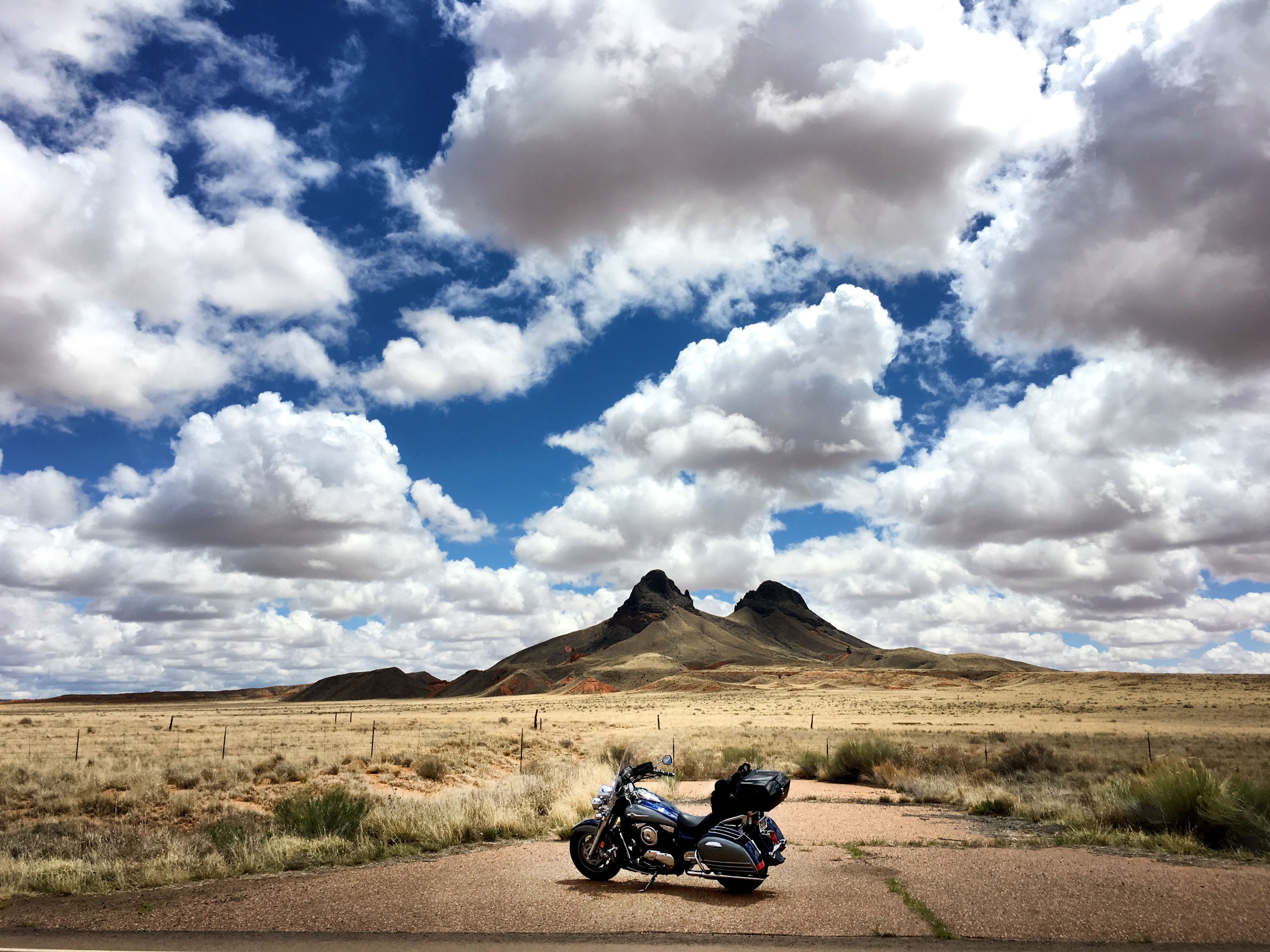 50756 скачать обои мотоциклы, мотоцикл, горы, облака, пустыня, путешествие - заставки и картинки бесплатно