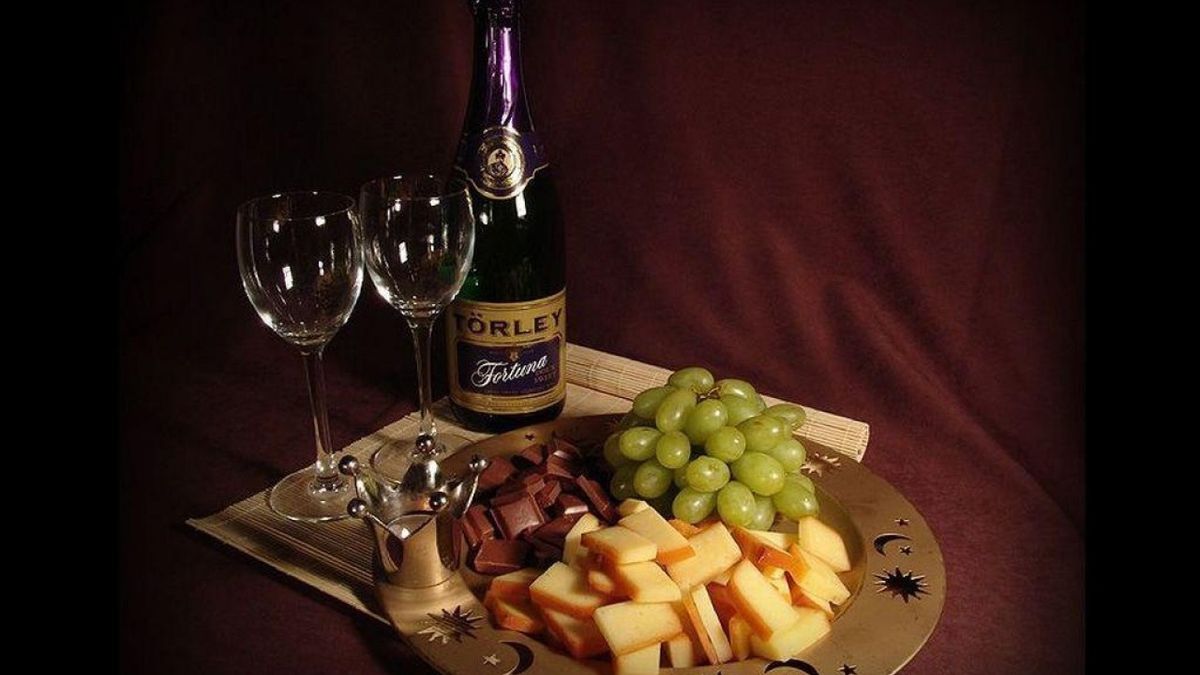 Вечер был вкусным. Романтический ужин с вином и фруктами. Фрукты для романтического вечера. Праздничный стол с вином. Шампанское и закуски.