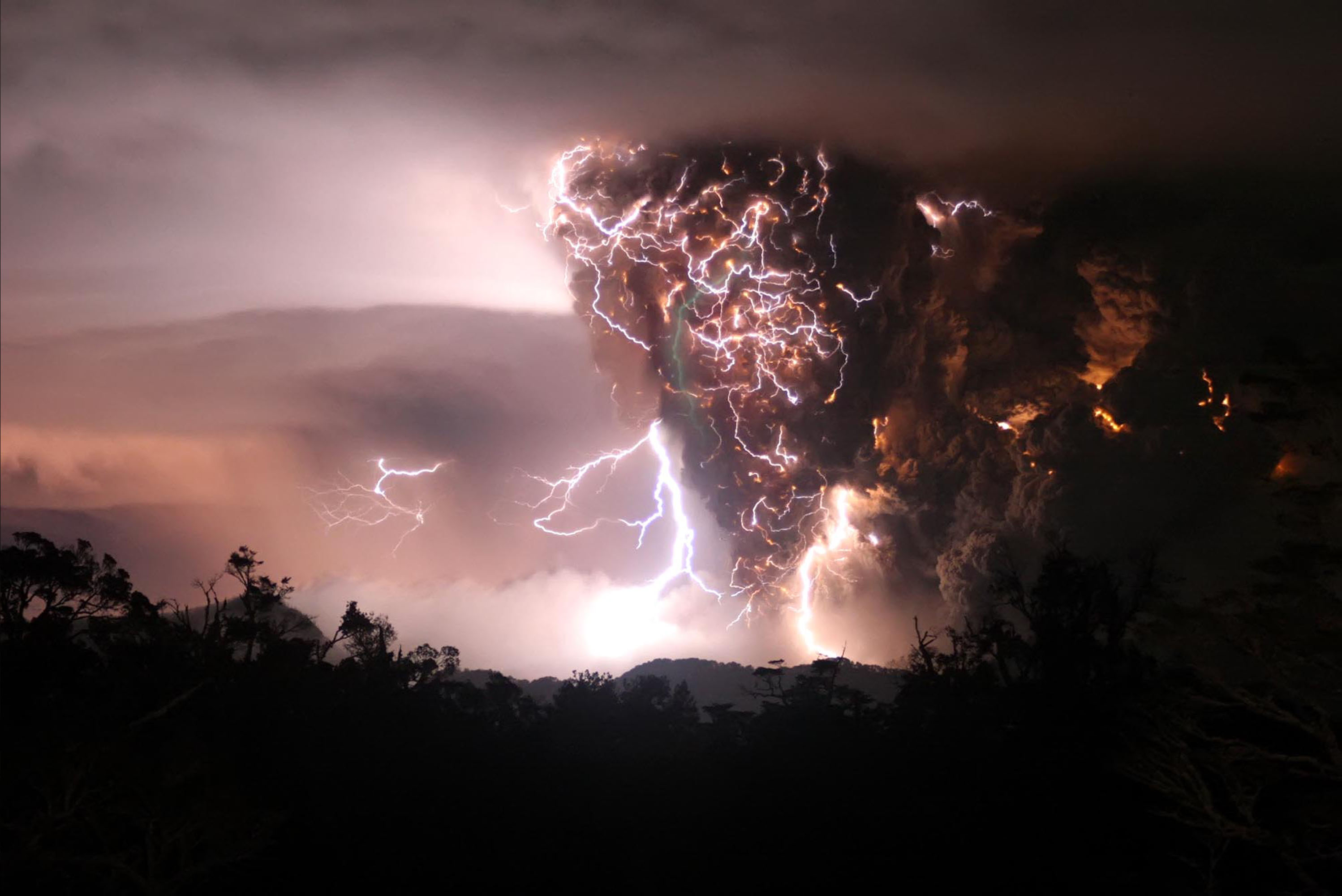 photography, volcano, lightning, eruption Aesthetic wallpaper