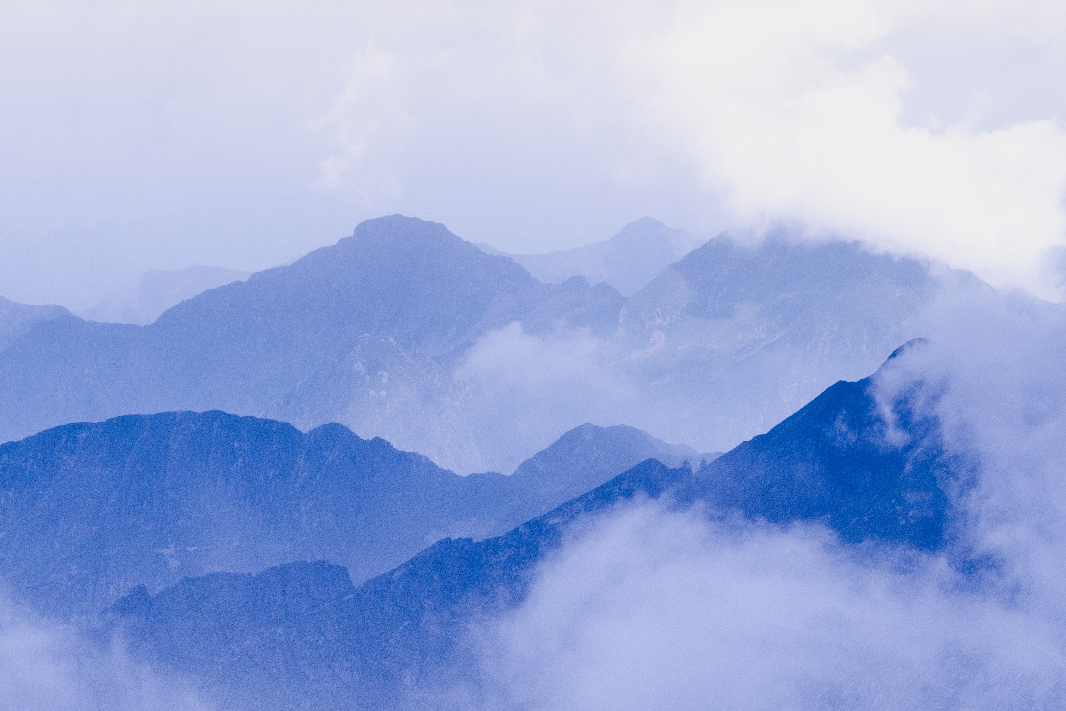 93494 Hintergrundbild herunterladen natur, mountains, clouds, nebel, schichten, oberteile, scheitelpunkt - Bildschirmschoner und Bilder kostenlos