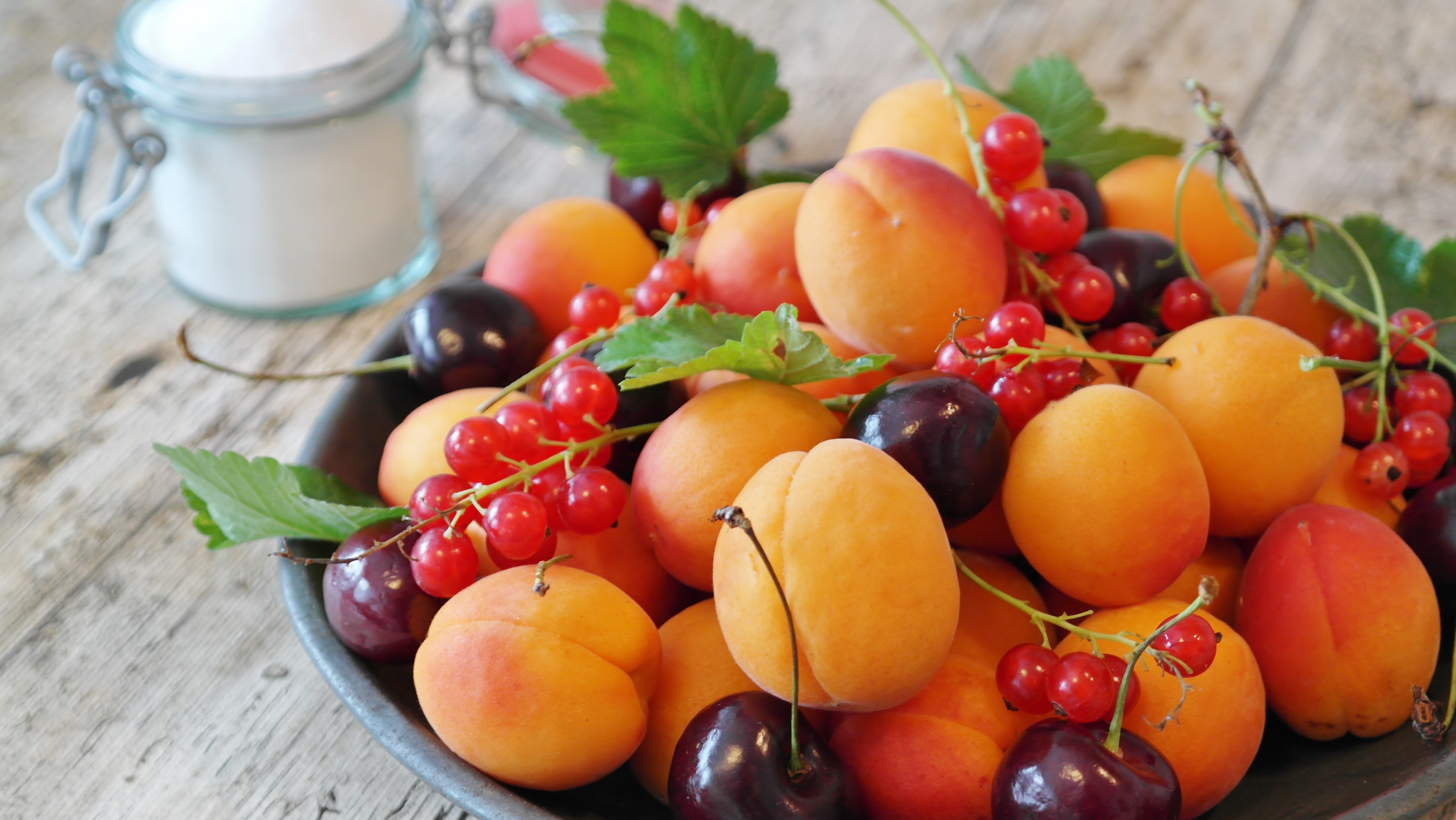 Handy-Wallpaper Obst, Kirsche, Lebensmittel, Berries, Johannisbeere, Aprikosen kostenlos herunterladen.