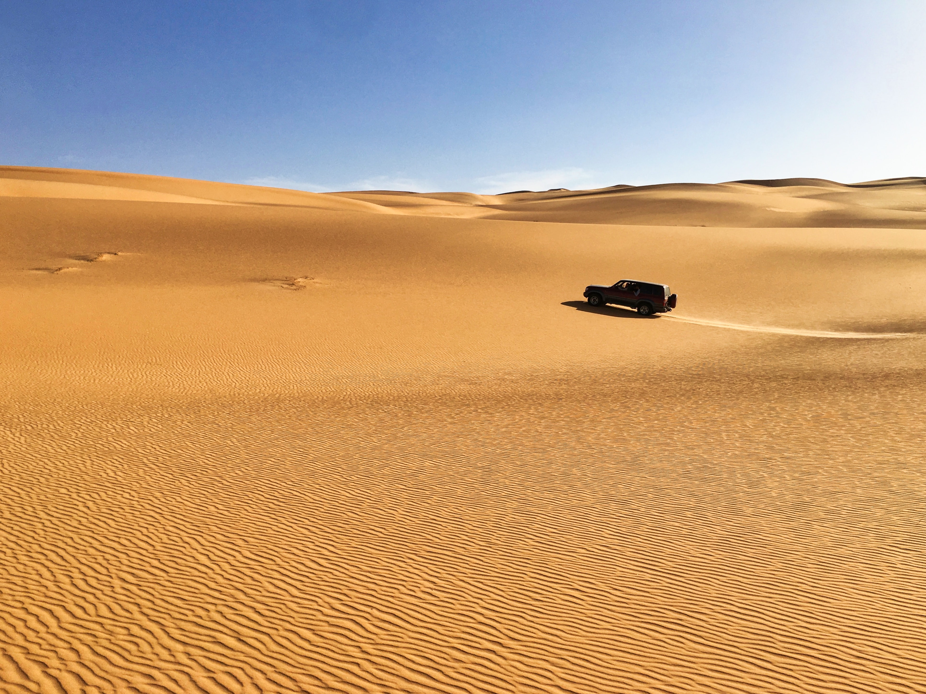 89089 Hintergrundbild herunterladen auto, sand, wüste, cars, jeep, maschine, spuren - Bildschirmschoner und Bilder kostenlos
