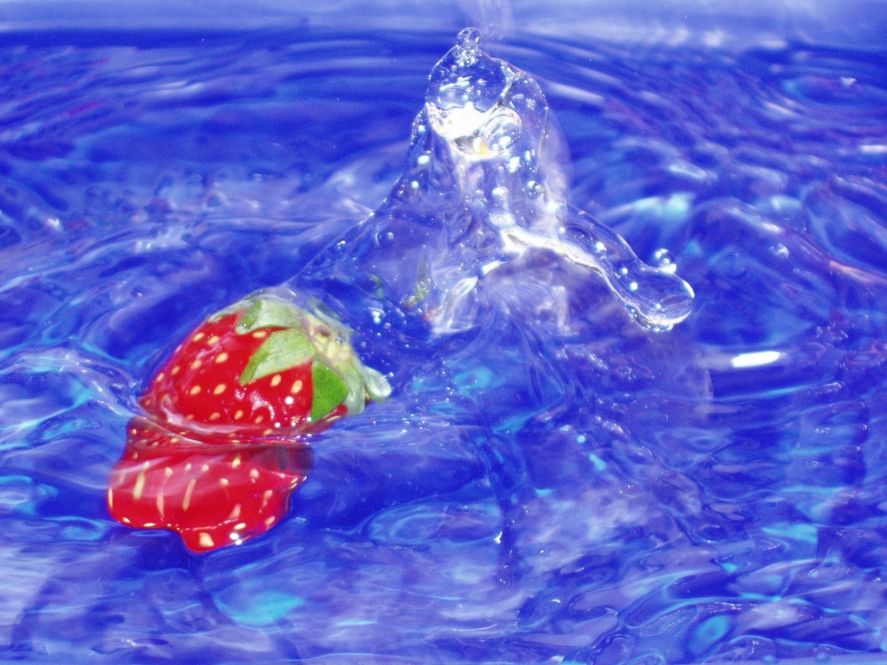 Handy-Wallpaper Erdbeere, Obst, Wasser, Lebensmittel kostenlos herunterladen.