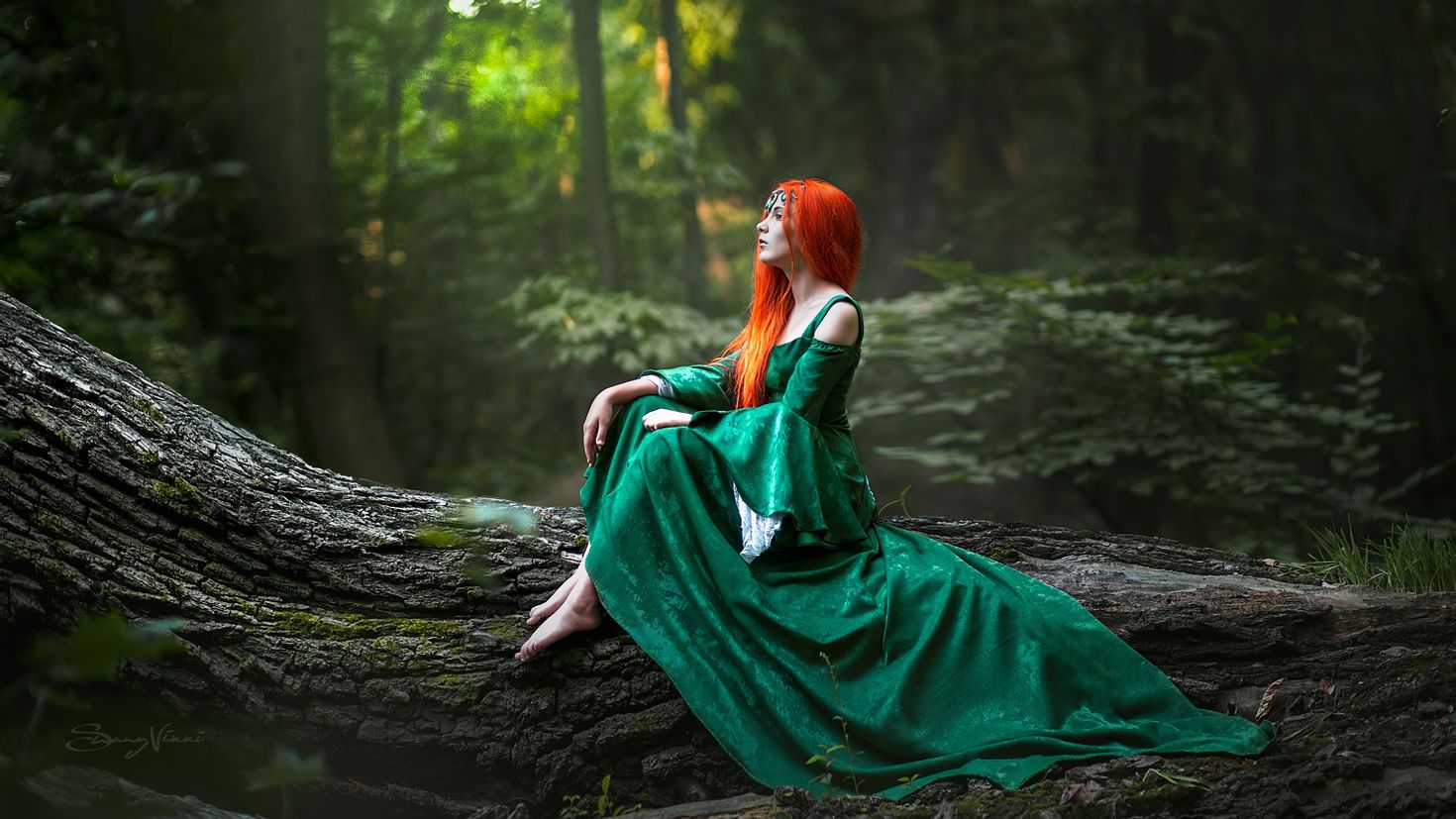 Девушка в зеленом платье и с рыжими волосами