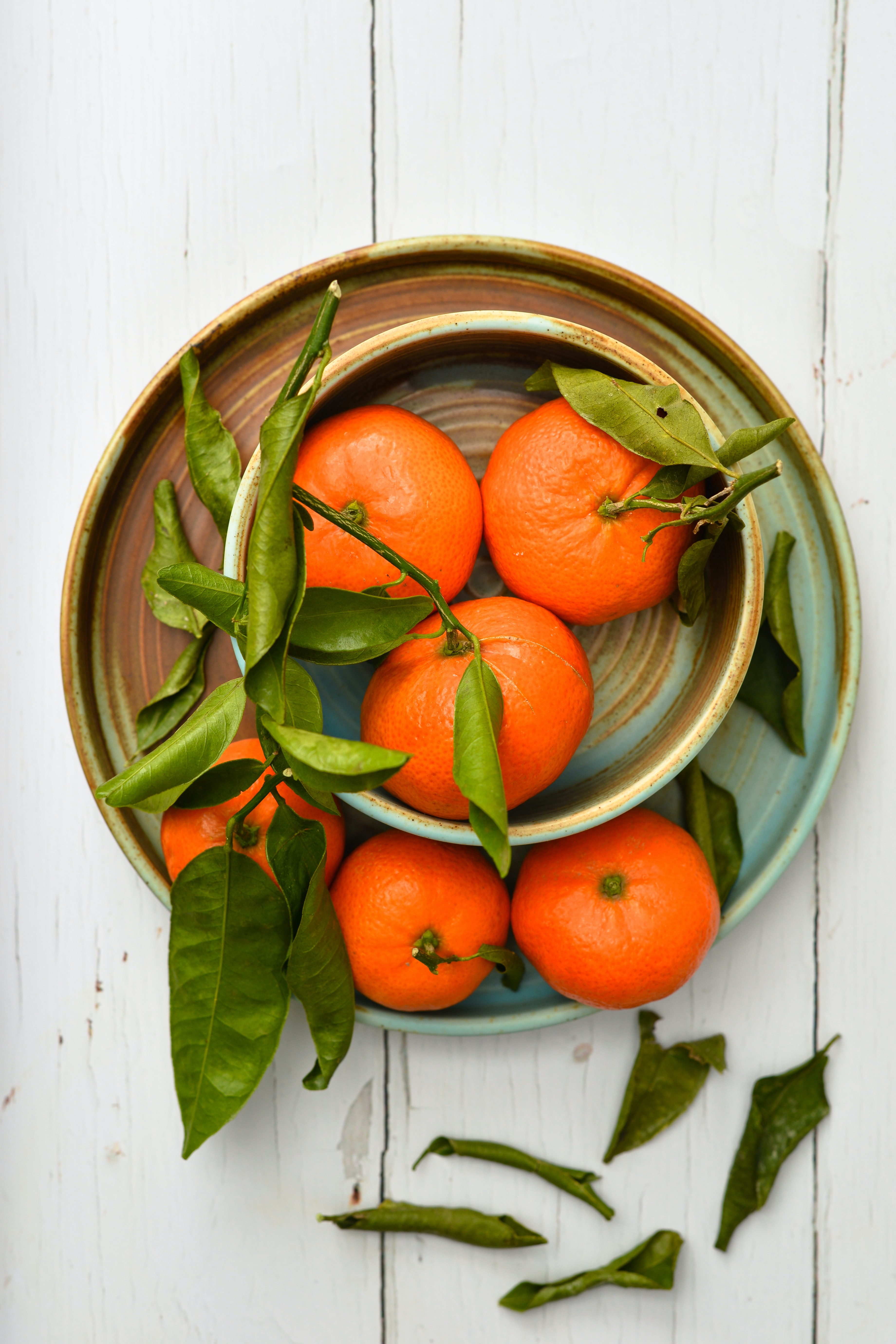 Tangerines fruits, plates, cymbals, leaves 4k Wallpaper