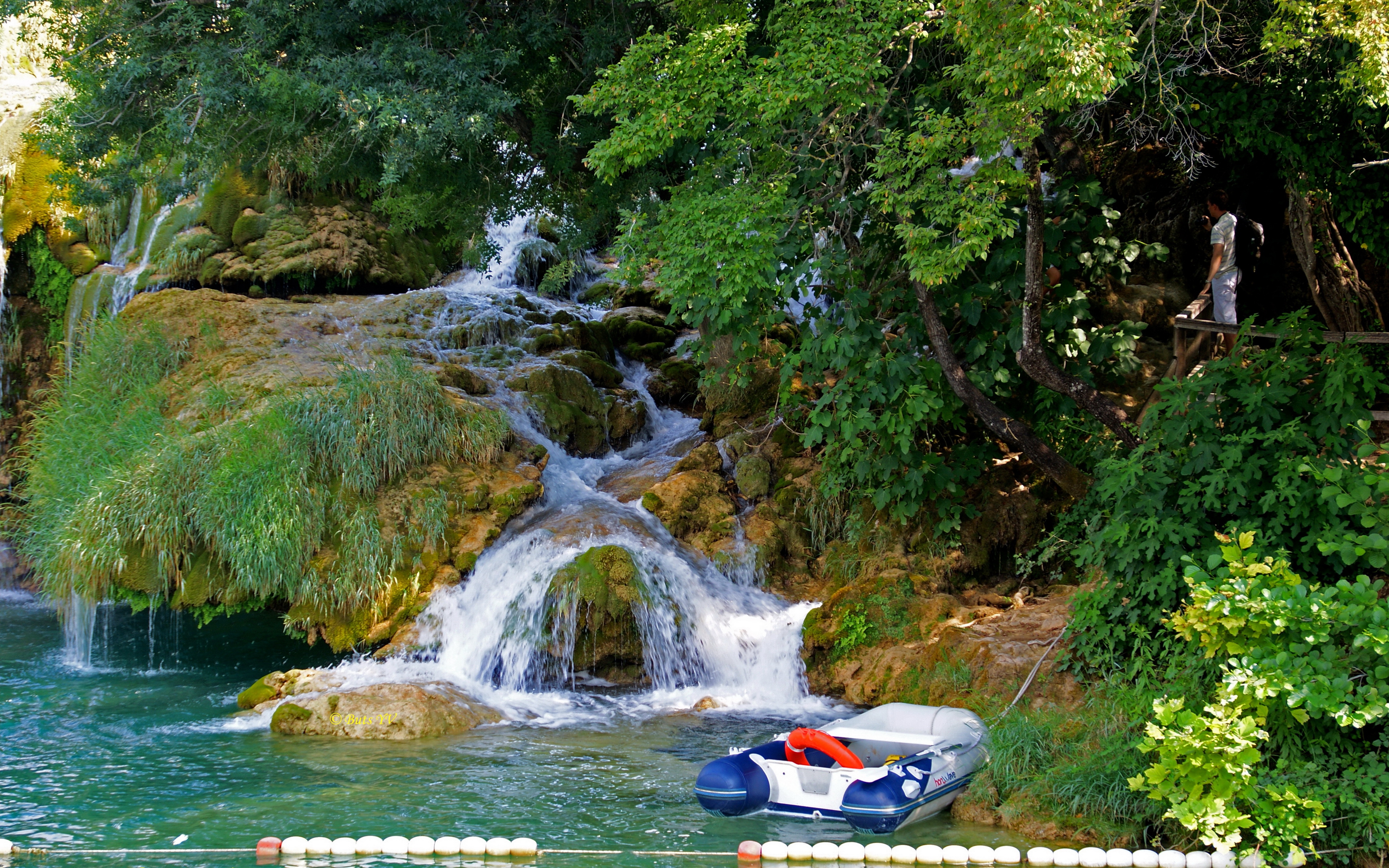 Handy-Wallpaper Natur, Wasserfall, Ein Boot, Boot, Klar, Ich Verstehe, Touristen, Kroatien, Boje kostenlos herunterladen.