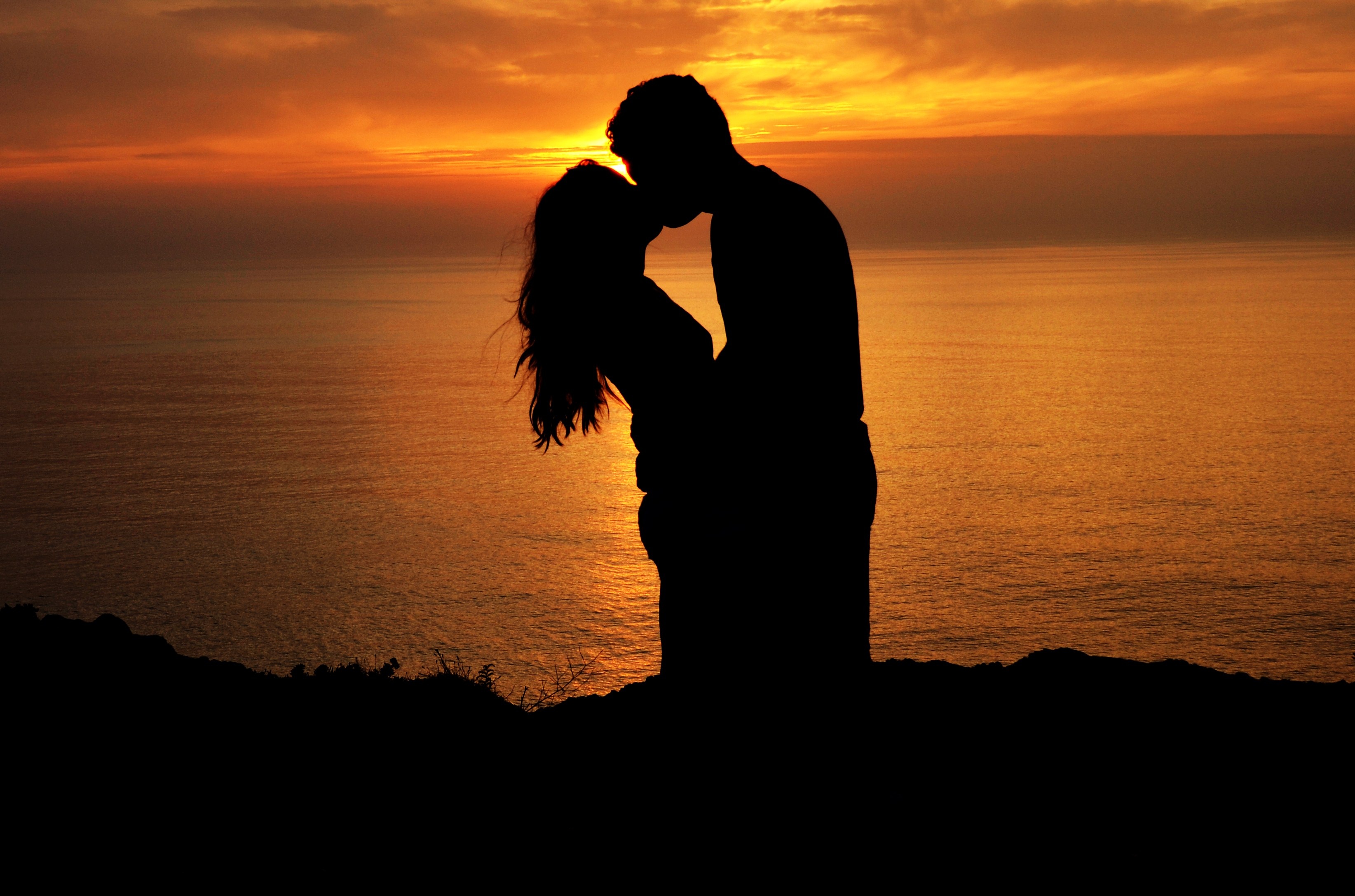 couple, silhouettes, pair, love, sunset, kiss 4K