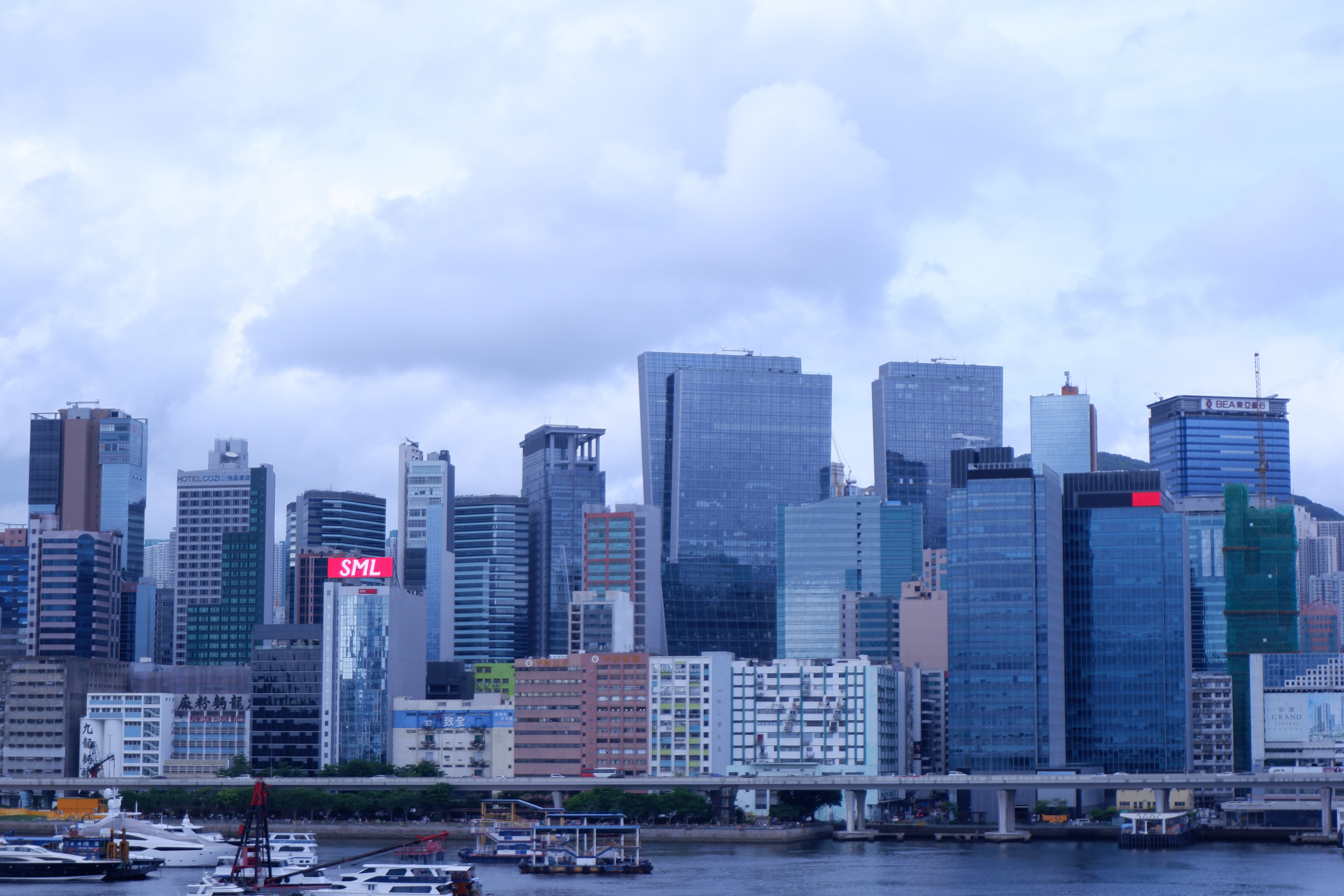 Handy-Wallpaper Städte, Wasser, Architektur, Stadt, Gebäude, Modern, Aktuell, Hongkong, Sonderverwaltungsregion Hongkong kostenlos herunterladen.