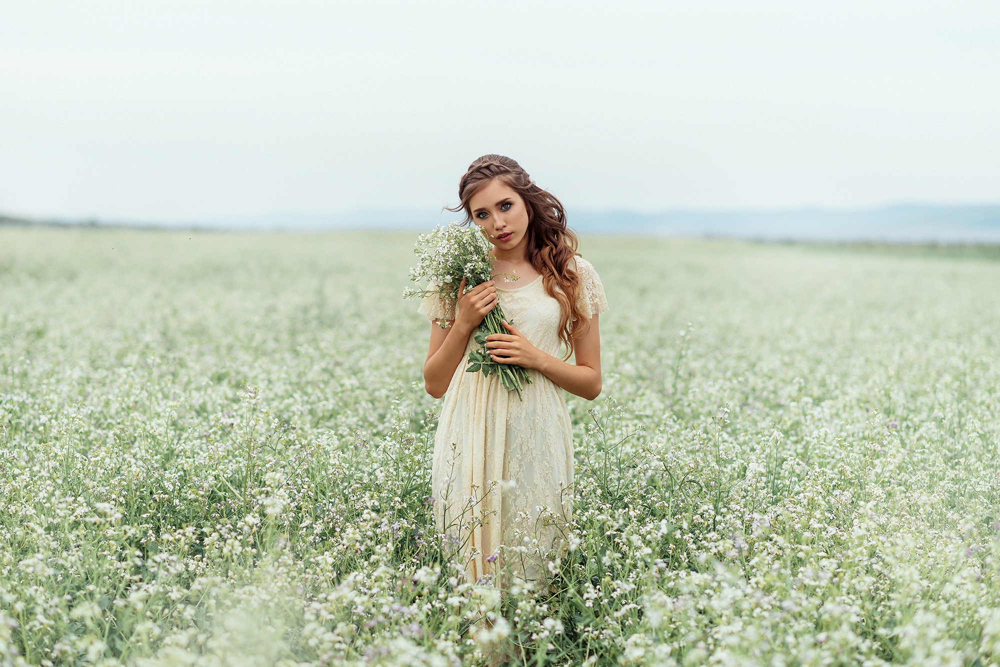 В поле с цветами в платье