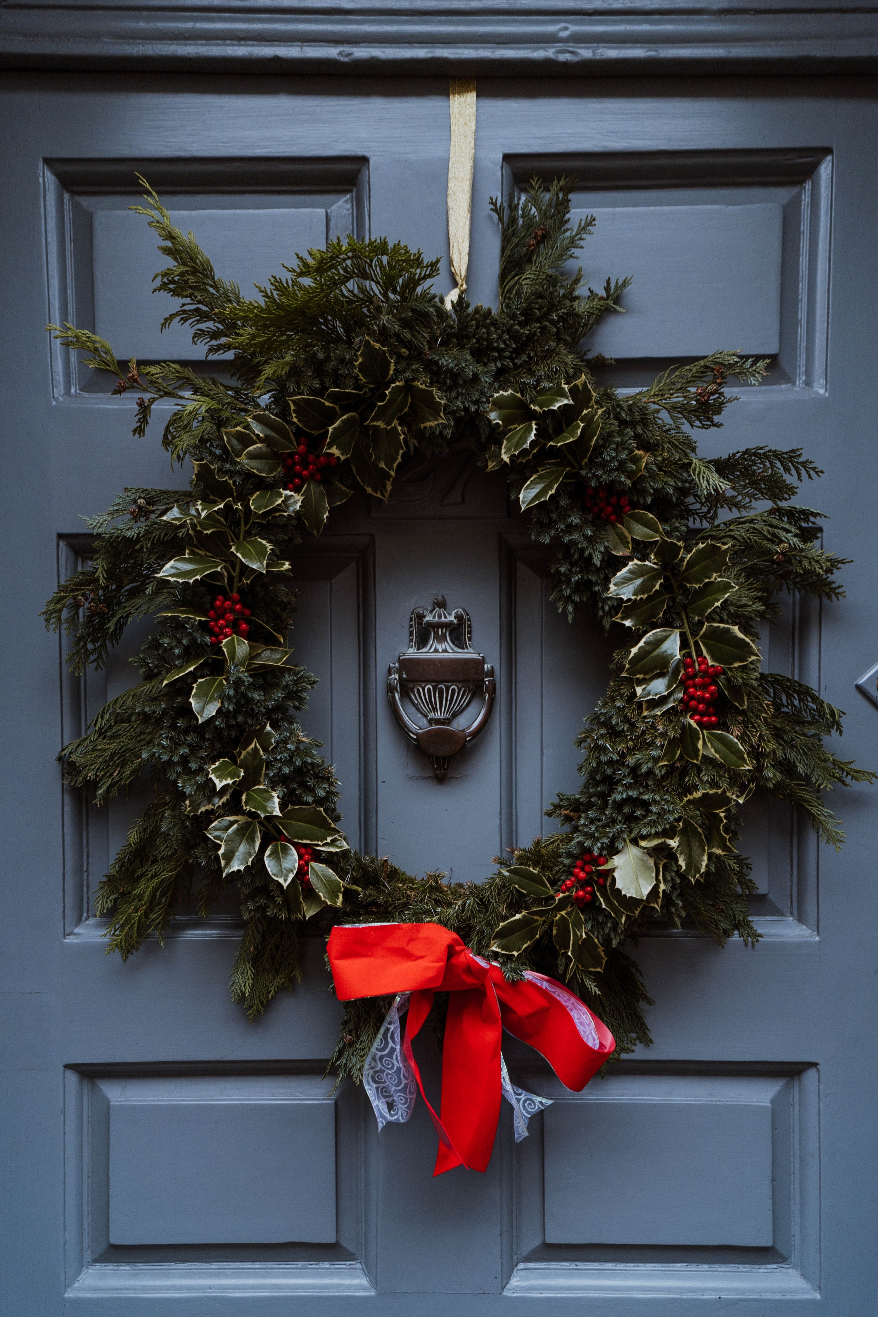 Handy-Wallpaper Weihnachten, Feiertage, Neujahr, Dekoration, Neues Jahr, Kranz, Eine Tür, Die Tür kostenlos herunterladen.
