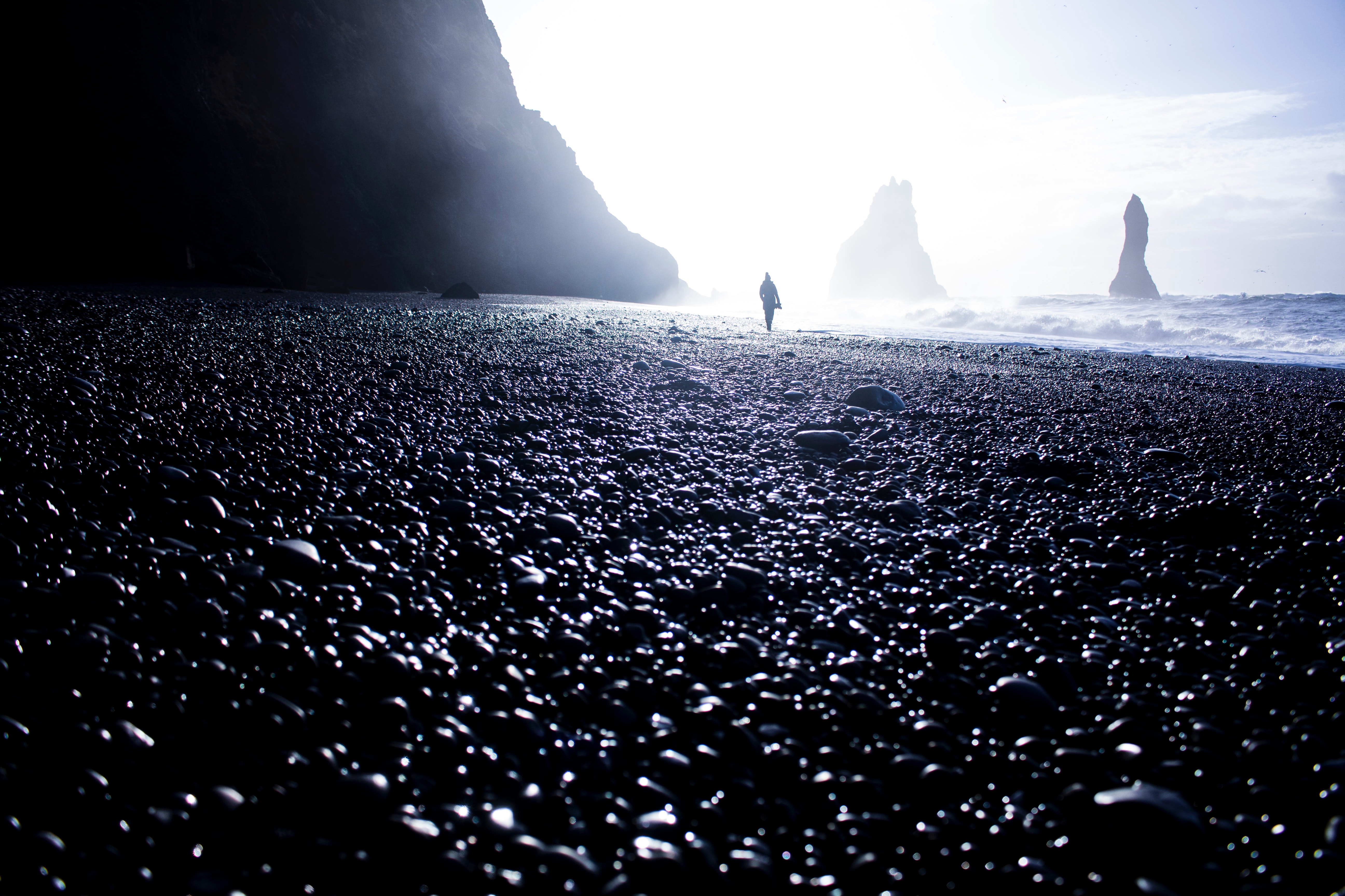 116144 download wallpaper pebble, dark, coast, silhouette, fog screensavers and pictures for free
