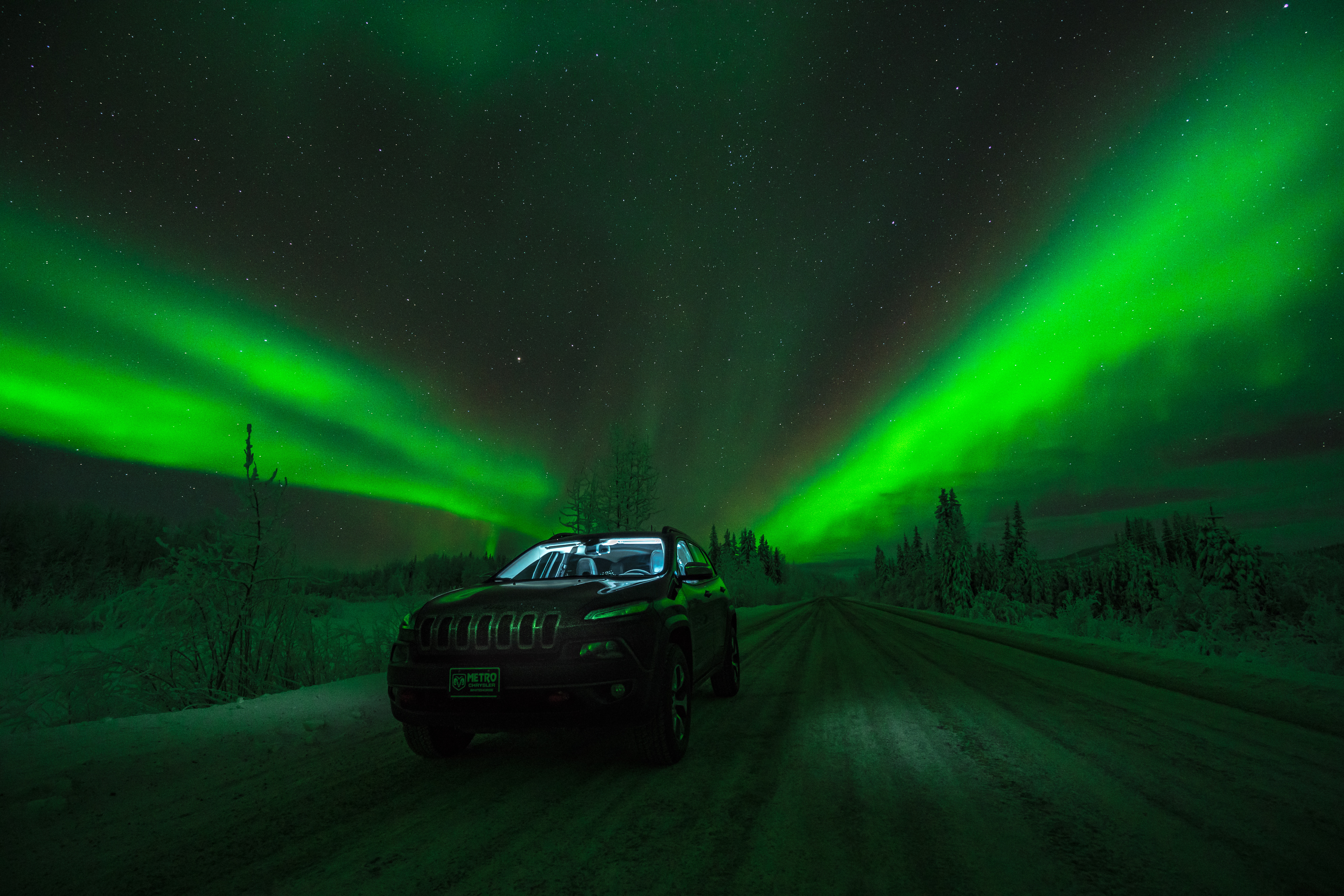 Mobile wallpaper aurora borealis, winter, cars, road, car, starry sky, northern lights
