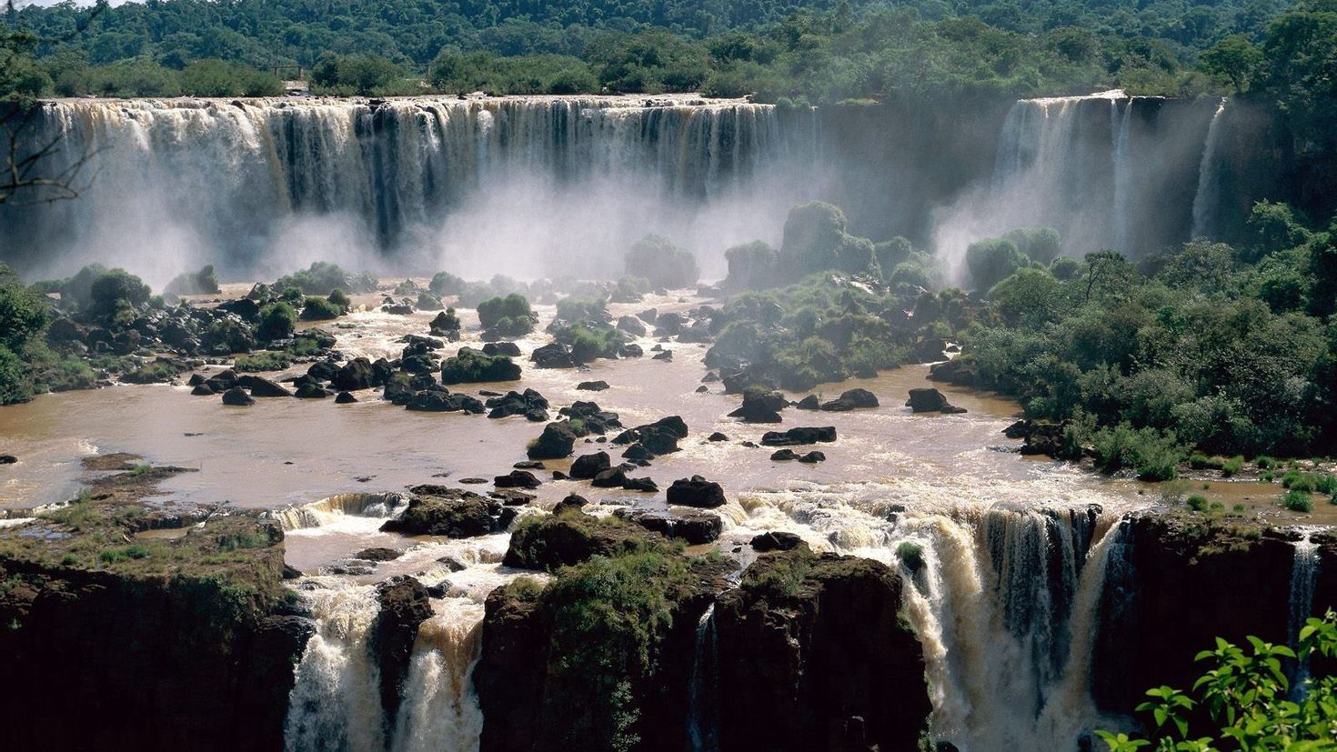 Бразилия природный мир. Водопад Игуасу. Водопады Bertha Falls. Река Амазонка водопады. Водопад на Амазонке Игуасу.