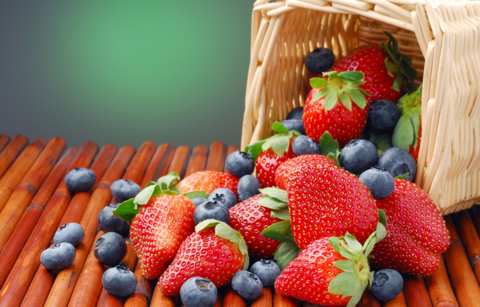 Handy-Wallpaper Obst, Lebensmittel, Erdbeere, Blueberry kostenlos herunterladen.