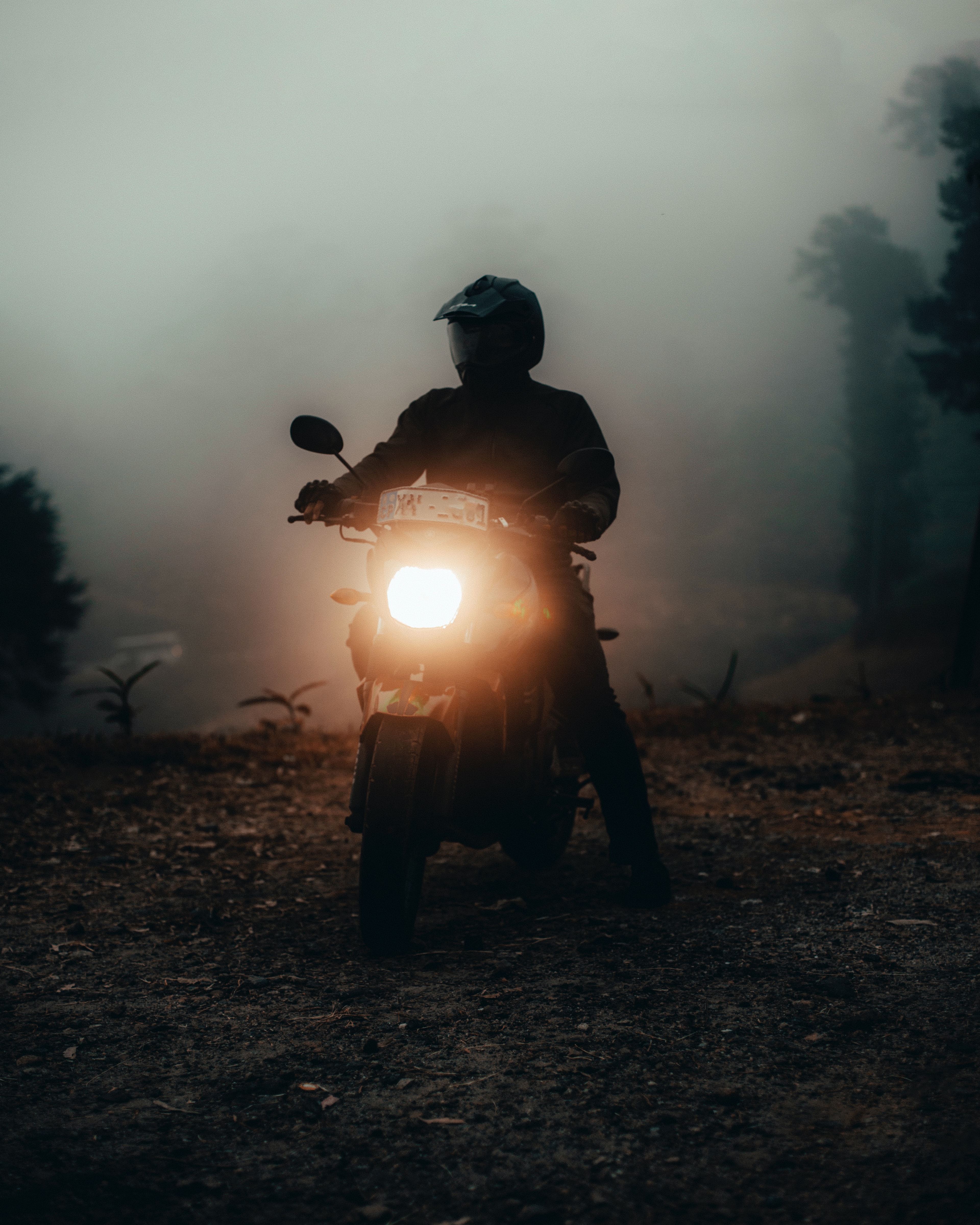 120887 Bild herunterladen motorräder, scheinen, licht, nebel, motorradfahrer, scheinwerfer, motorrad - Hintergrundbilder und Bildschirmschoner kostenlos