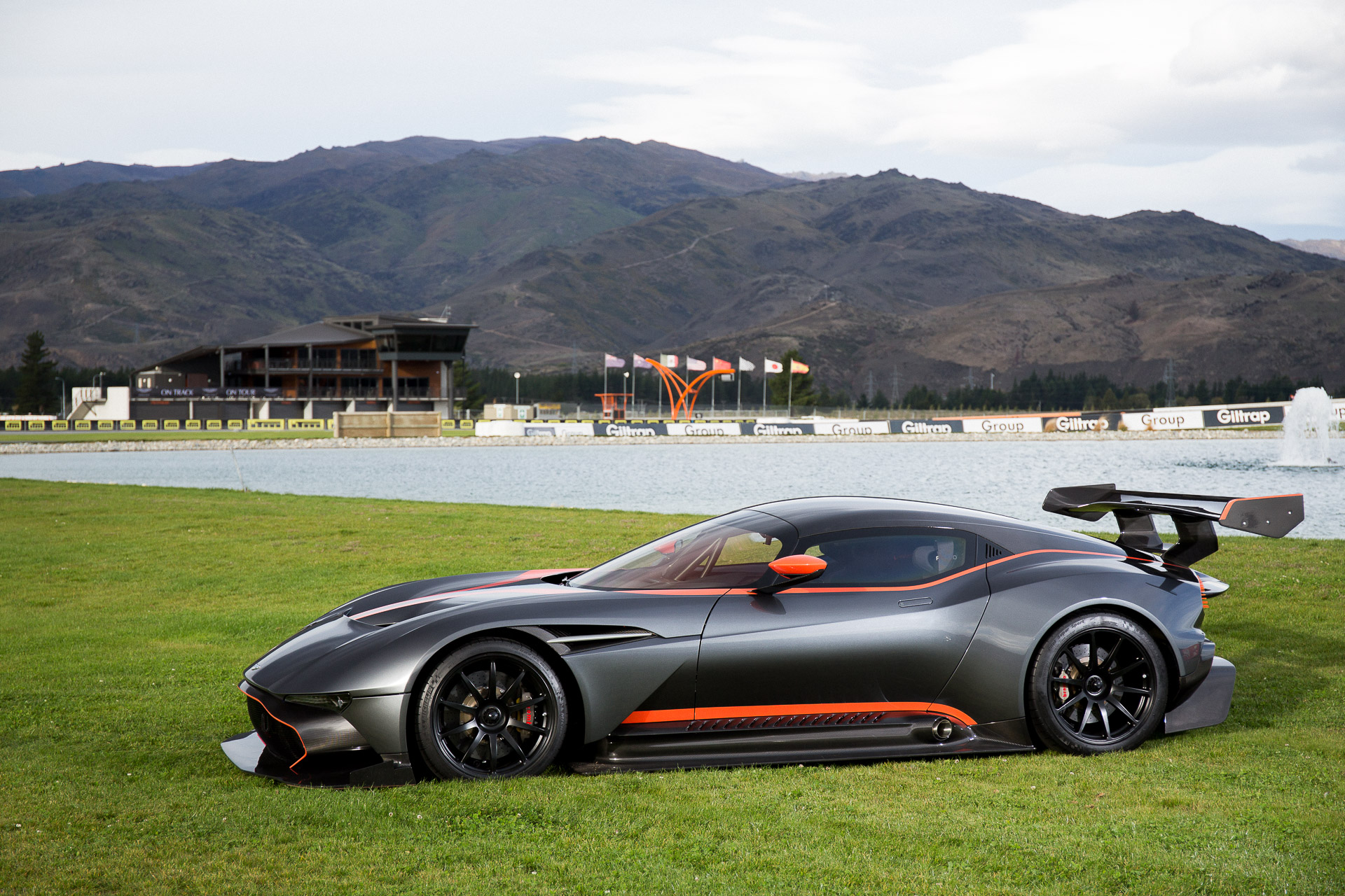 Aston martin vulcan фото