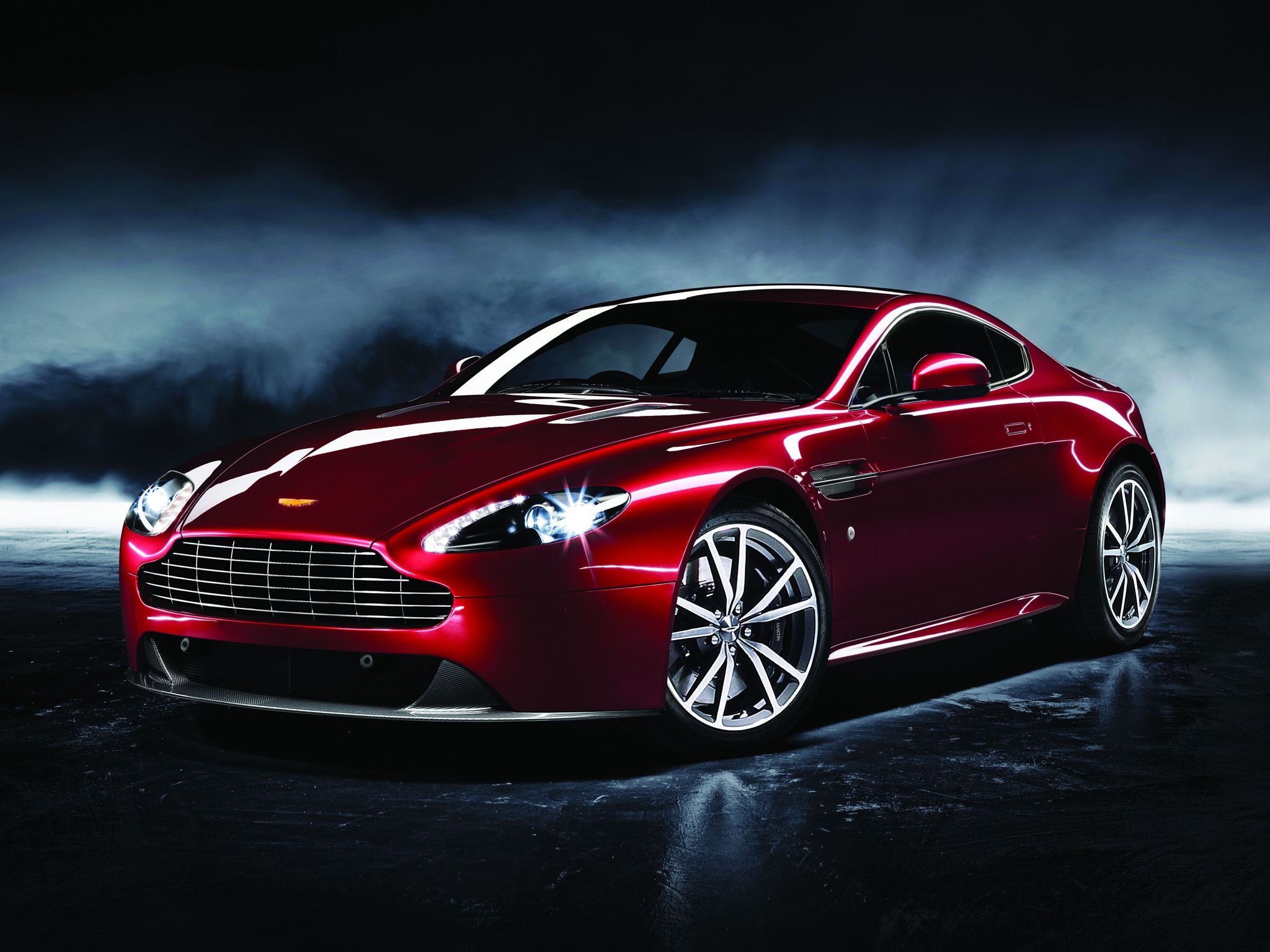 Laden Sie das Aston Martin, Cars, Reflexion, Seitenansicht, Stil, V8, Vorteil, Vantage, 2012-Bild kostenlos auf Ihren PC-Desktop herunter