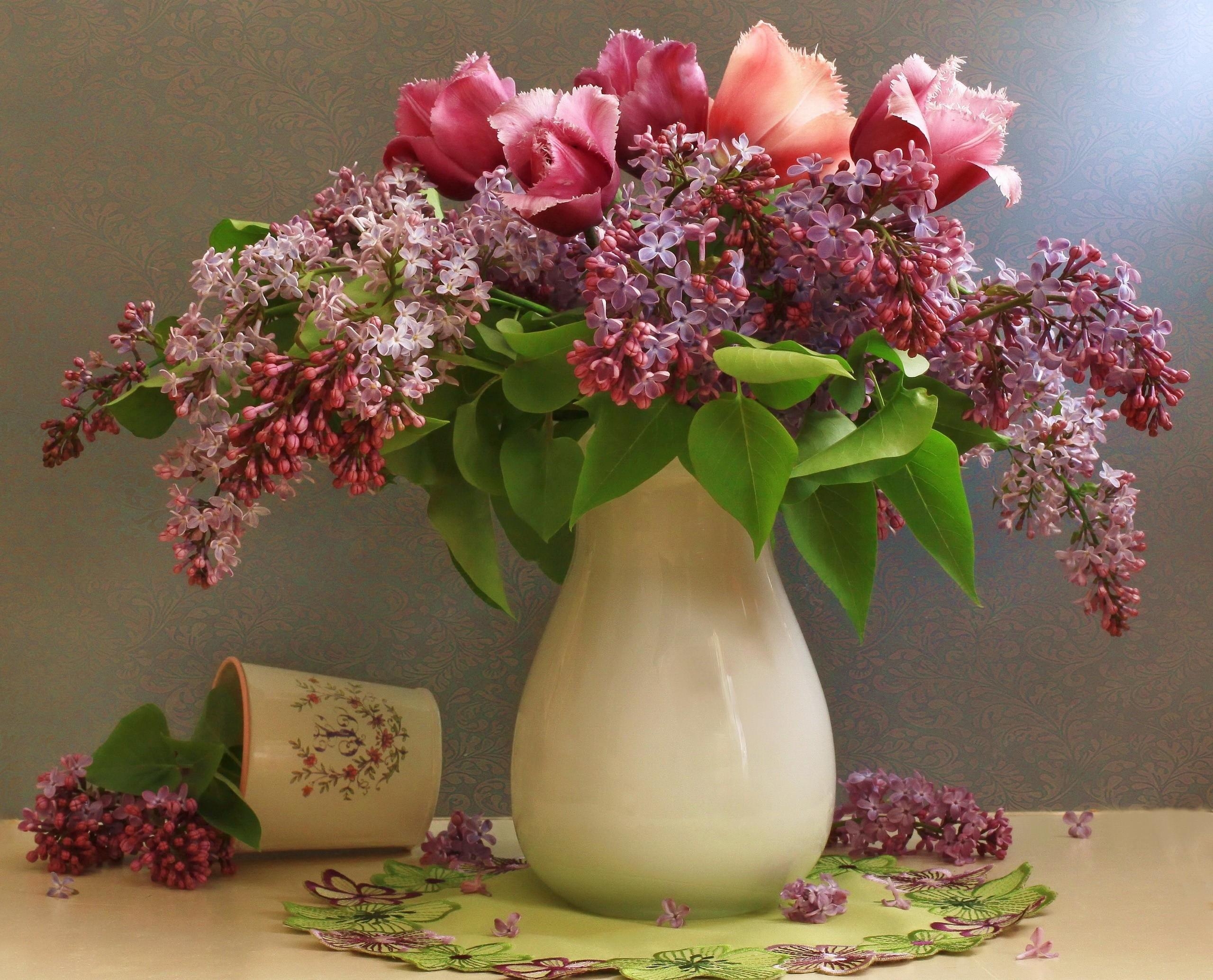 Laden Sie das Blumen, Lilac, Tulpen, Blütenblätter, Strauß, Bouquet, Vase, Frühling, Serviette-Bild kostenlos auf Ihren PC-Desktop herunter