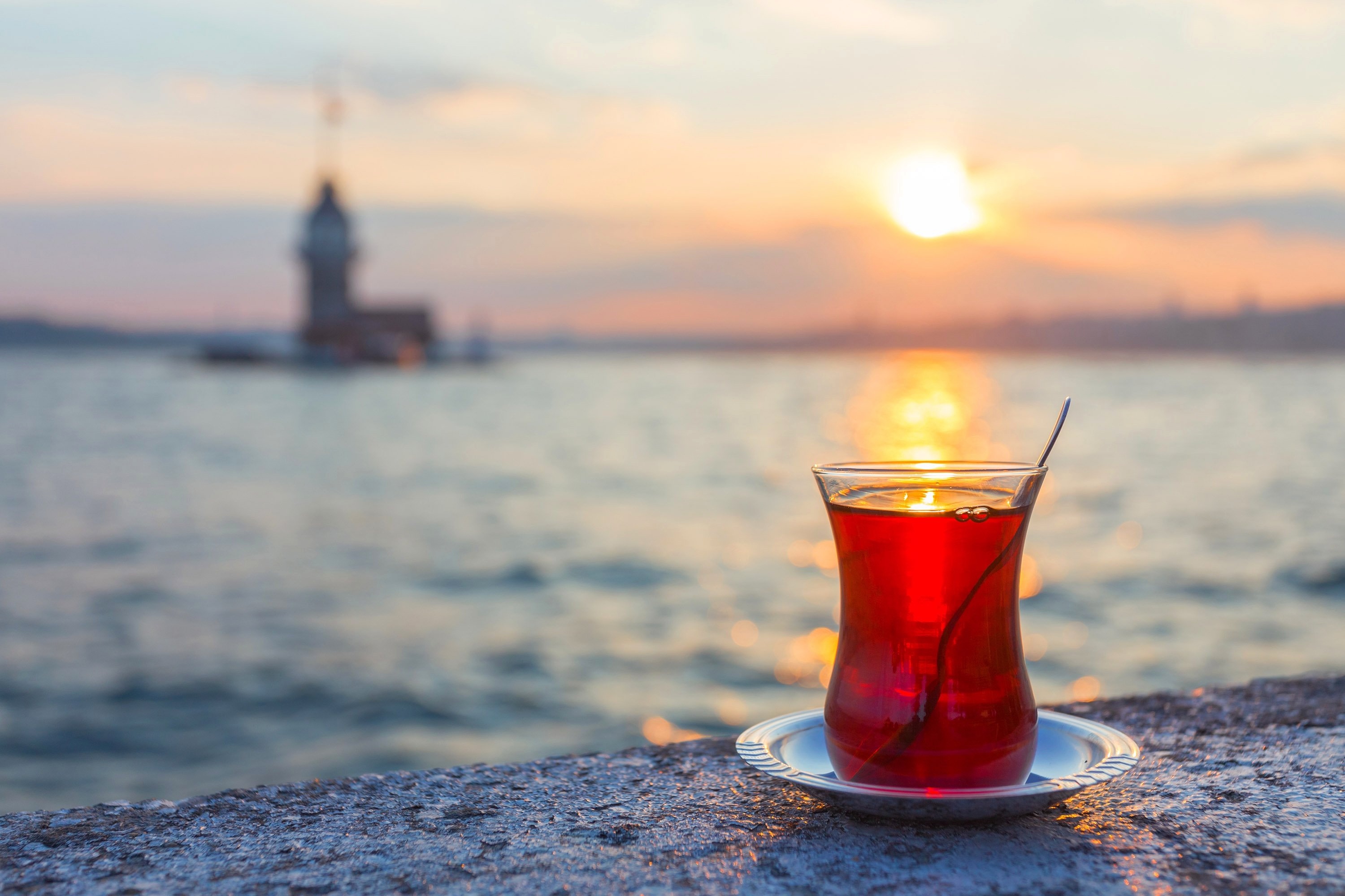 Бардак по турецки. Турецкий чай. Турецкий чай на фоне моря. Чай в Турции. Стамбул чай.