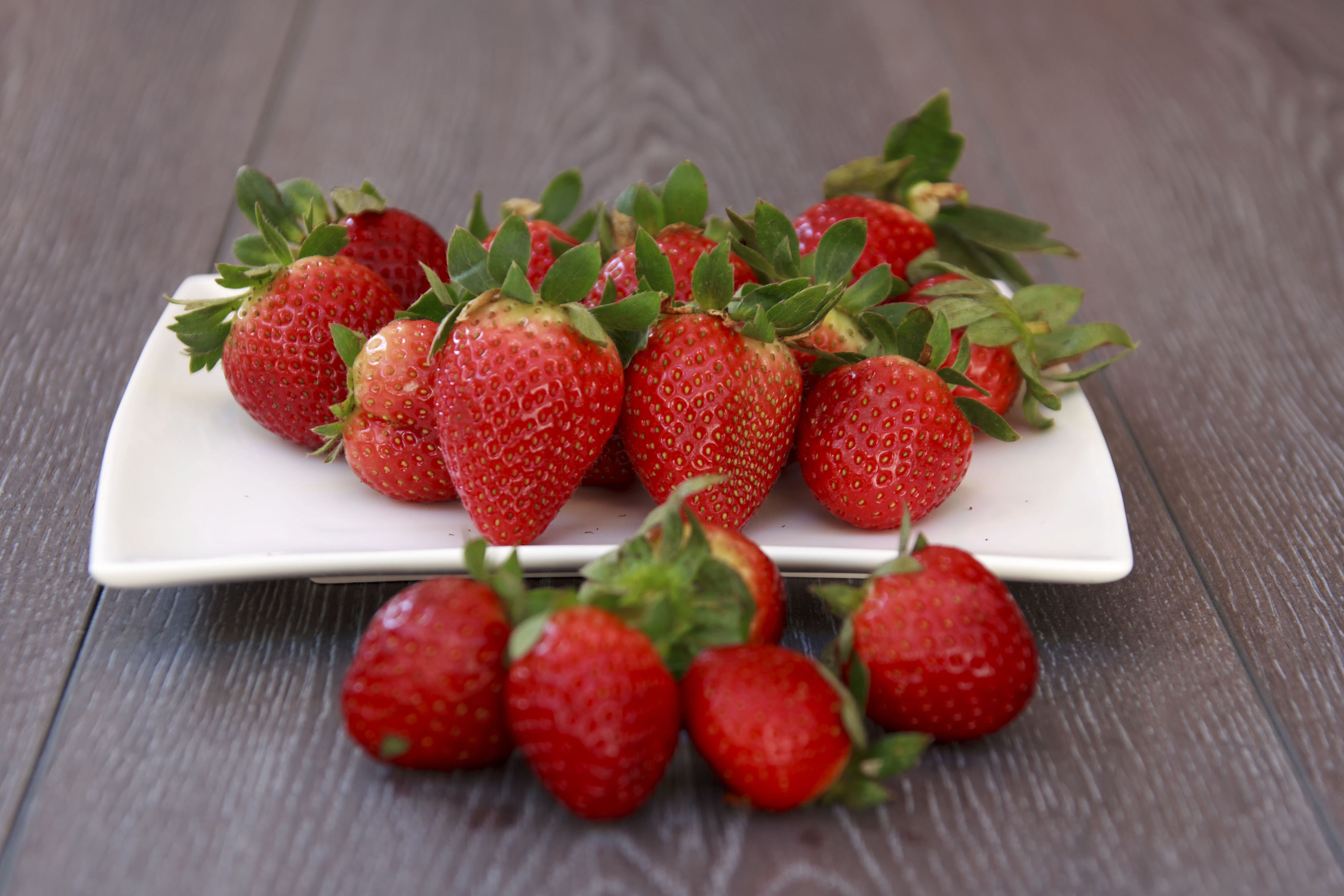 121584 Bildschirmschoner und Hintergrundbilder Erdbeere auf Ihrem Telefon. Laden Sie lebensmittel, erdbeere, berries, teller Bilder kostenlos herunter