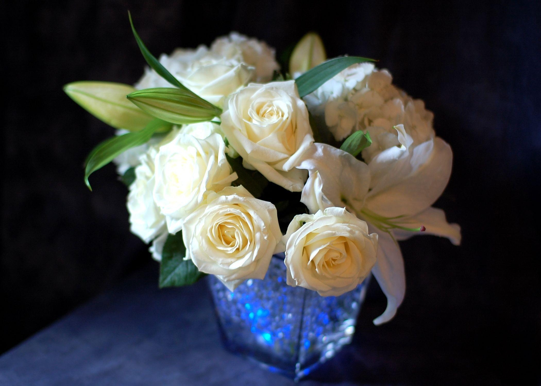 65532 Hintergrundbild herunterladen roses, blumen, strauß, bouquet, vase, lilie, lily - Bildschirmschoner und Bilder kostenlos