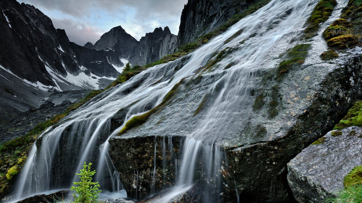 Красивые горы с водопадом