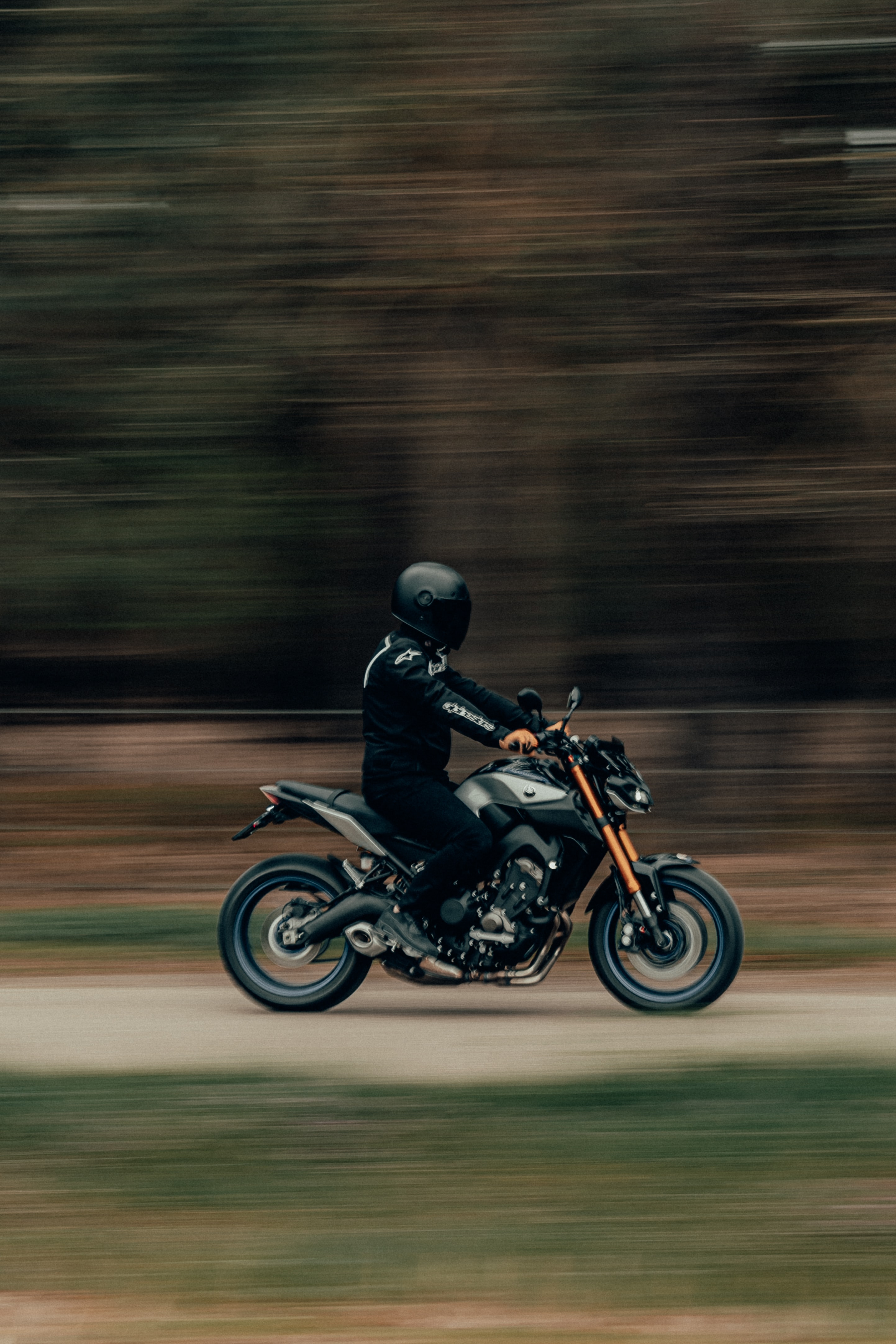 148443 descargar fondo de pantalla motocicletas, movimiento, tráfico, casco, velocidad, motociclista: protectores de pantalla e imágenes gratis