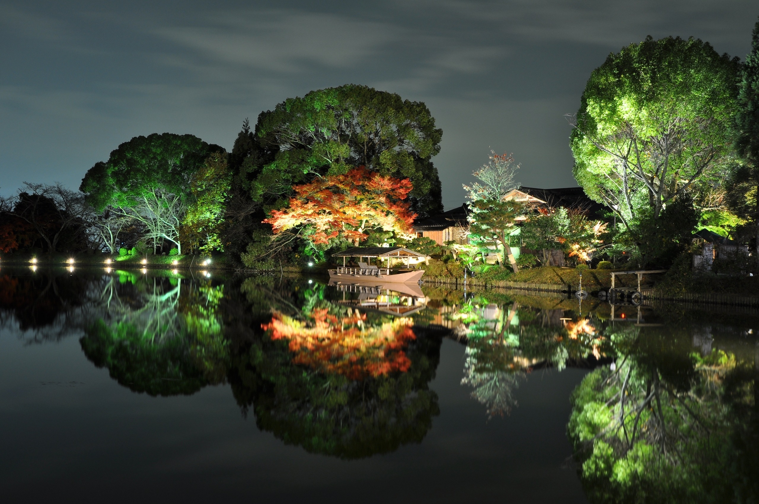 Laden Sie das Ufer, Natur, Bäume, Reflexion, Bank, Scheinen, Licht, Haus, Abend, Ein Boot, Boot, Japan-Bild kostenlos auf Ihren PC-Desktop herunter