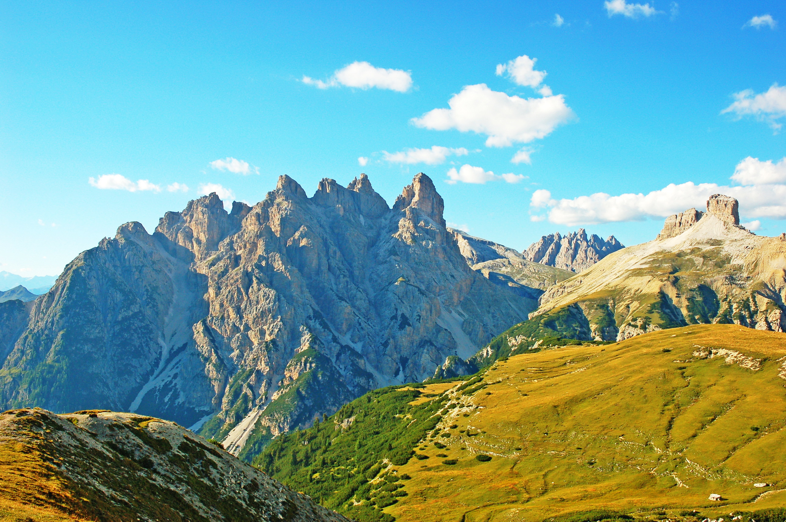 123874 Hintergrundbild herunterladen natur, grass, mountains, italien, alpen, wiese - Bildschirmschoner und Bilder kostenlos