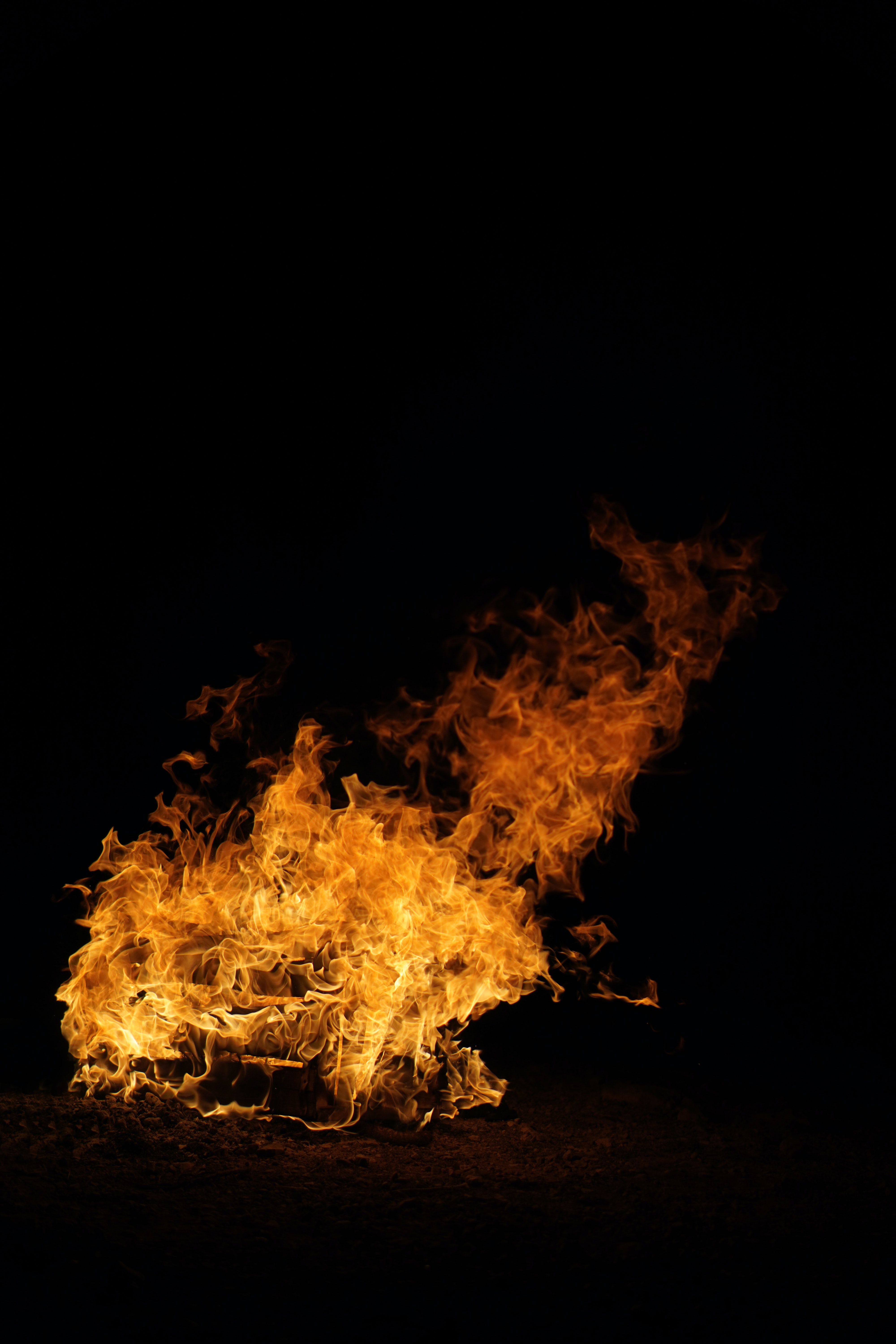 Laden Sie das Feuer, Bonfire, Dunkel, Flamme-Bild kostenlos auf Ihren PC-Desktop herunter
