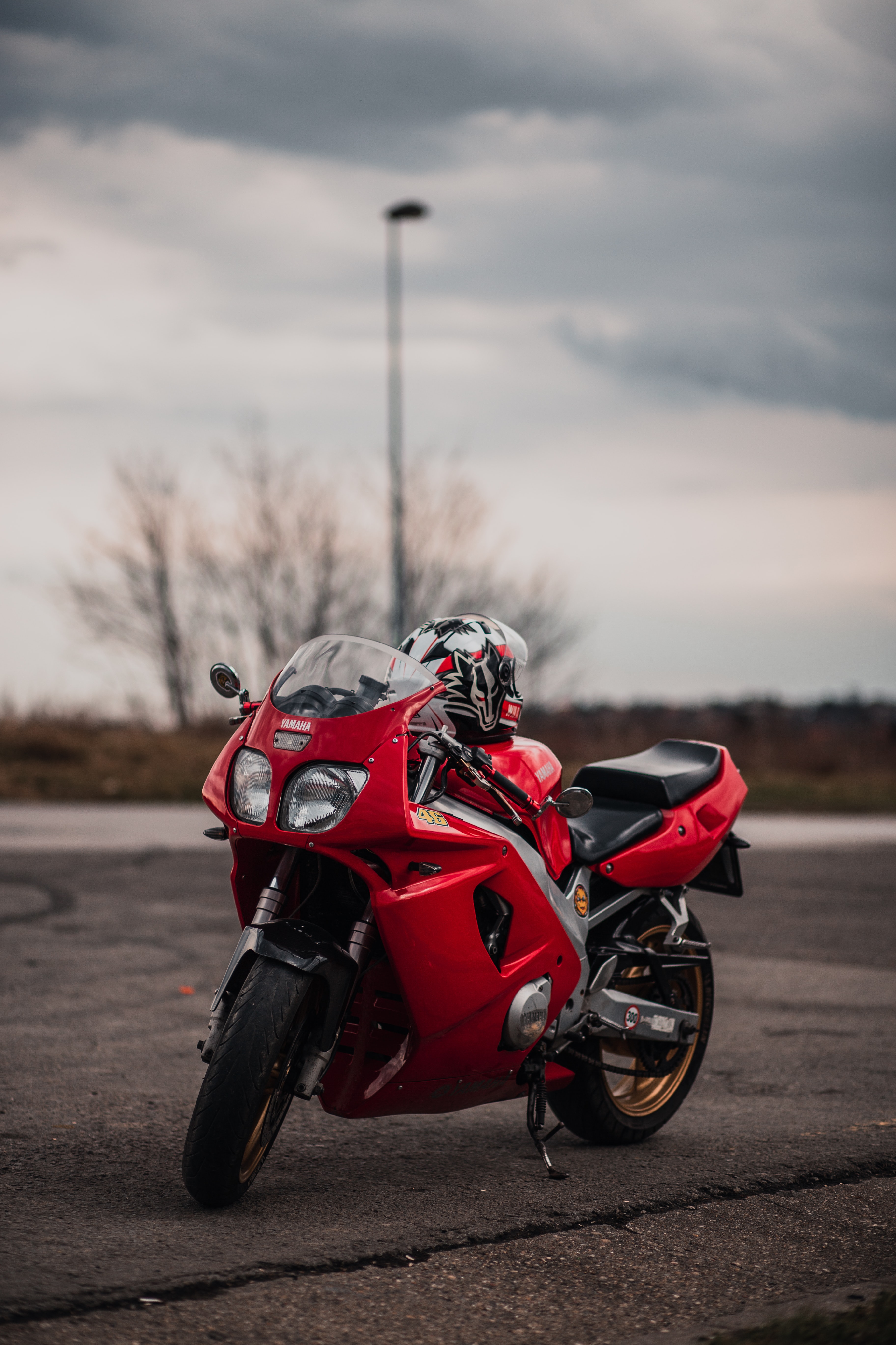 89255 Hintergrundbild herunterladen motorräder, yamaha, rot, straße, helm, motorrad - Bildschirmschoner und Bilder kostenlos