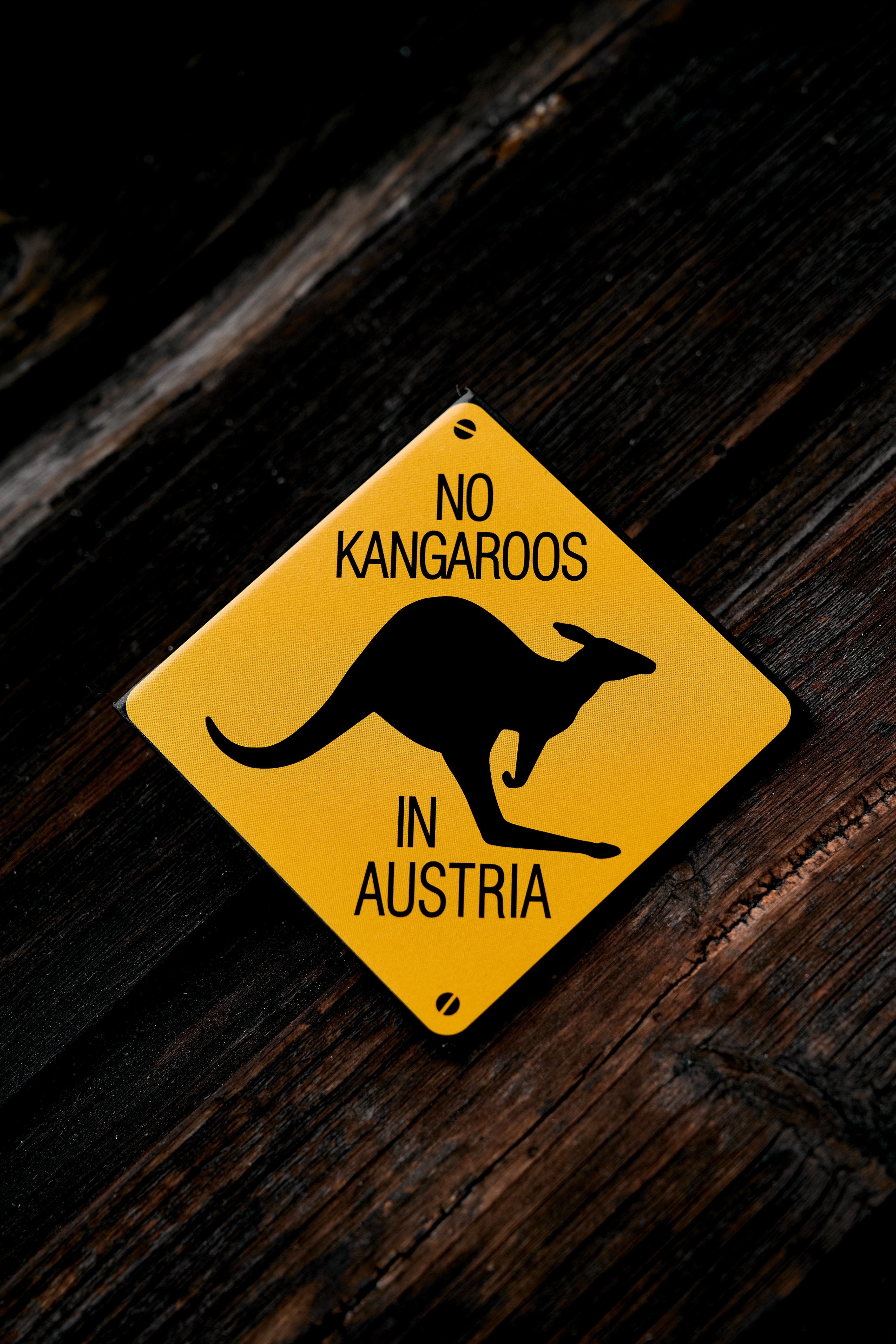 100352 Hintergrundbild herunterladen kangaroo, zeichen, die wörter, wörter, holz, schild, inschrift - Bildschirmschoner und Bilder kostenlos