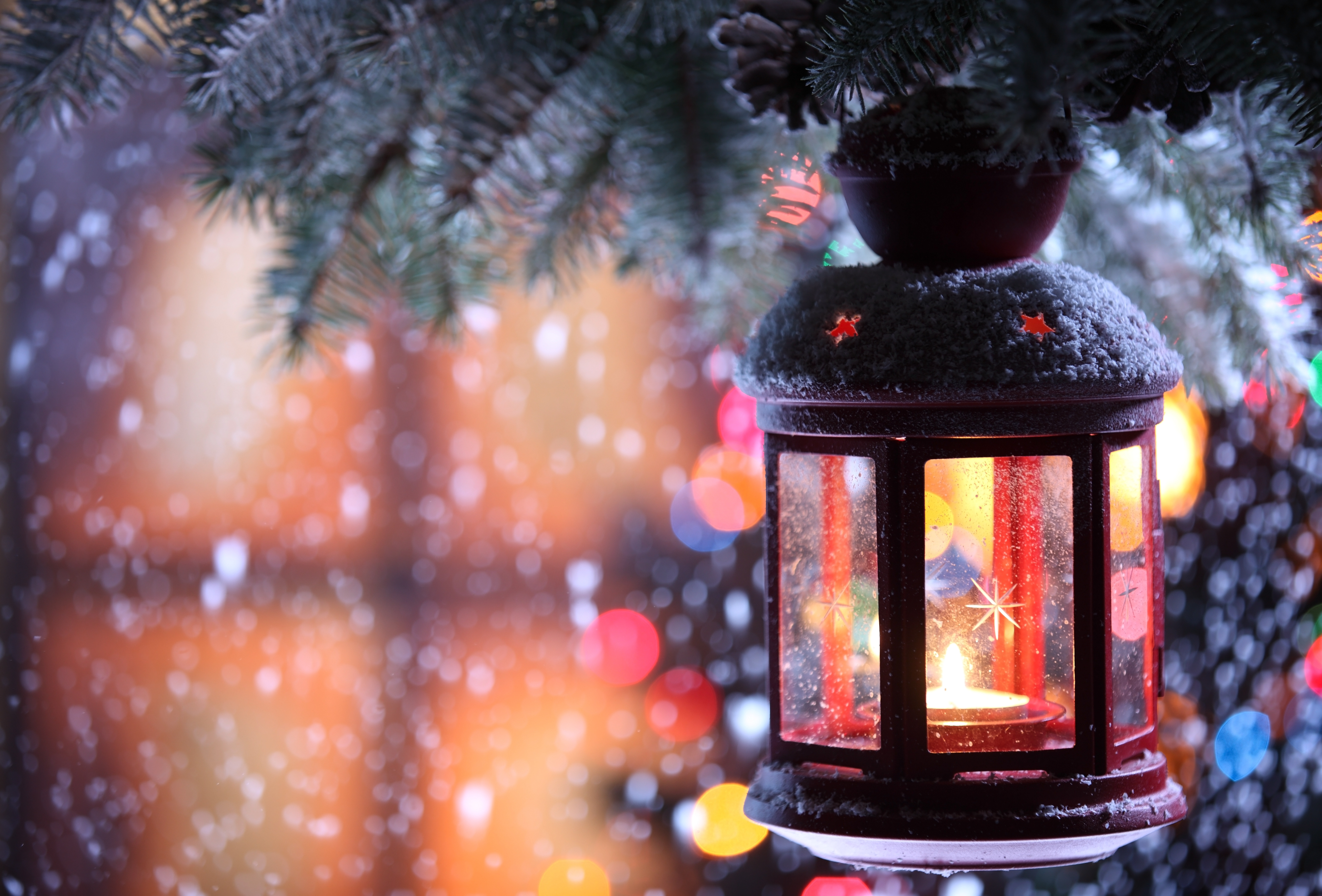 105258 Hintergrundbild herunterladen schnee, feiertage, winter, schneeflocken, ast, zweig, weihnachtsbaum, kerze, leuchter, taschenlampe, kerzenhalter - Bildschirmschoner und Bilder kostenlos