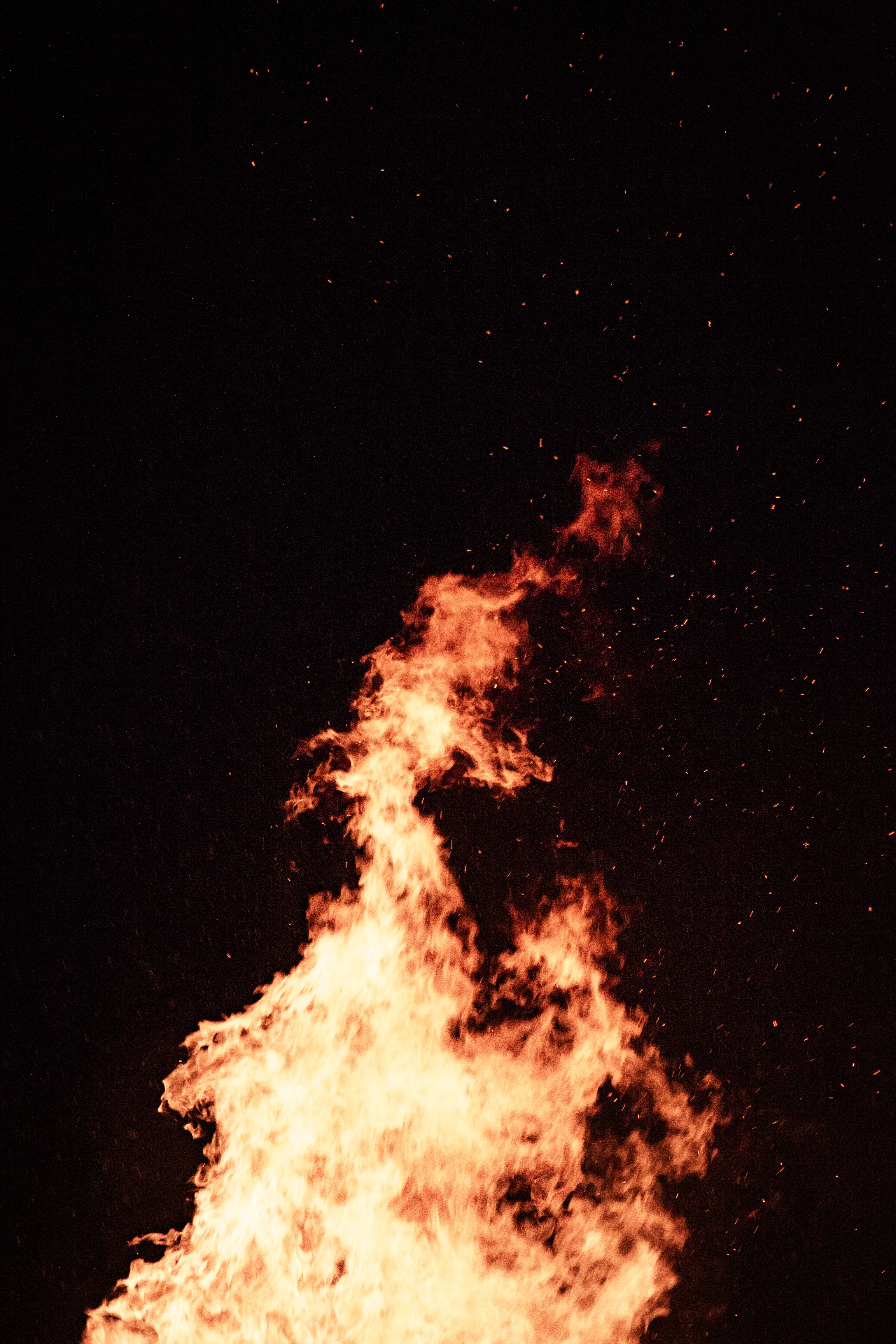 Laden Sie das Feuer, Bonfire, Dunkel, Flamme, Funken-Bild kostenlos auf Ihren PC-Desktop herunter
