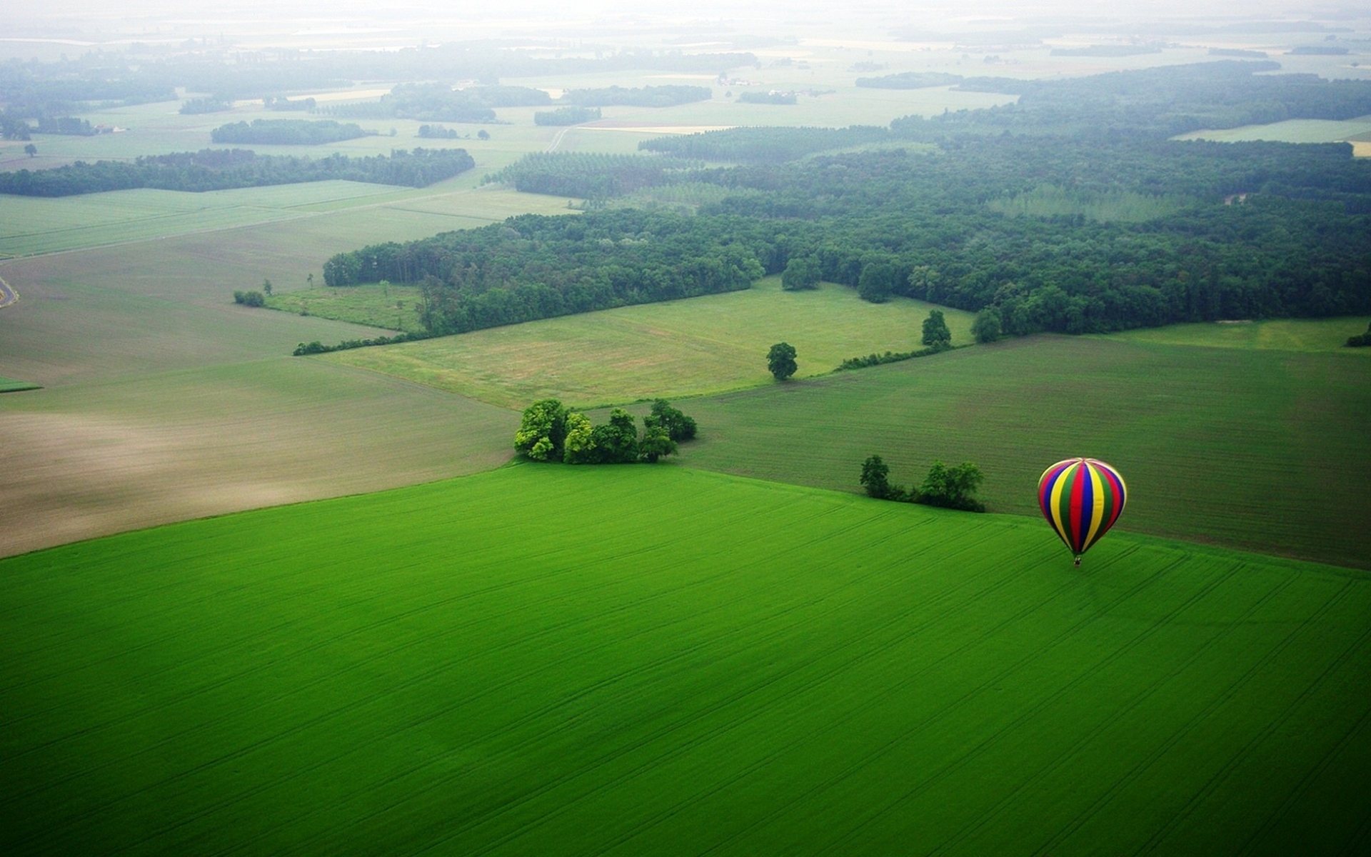 Windows Wallpaper Landscape fields, green, balloons