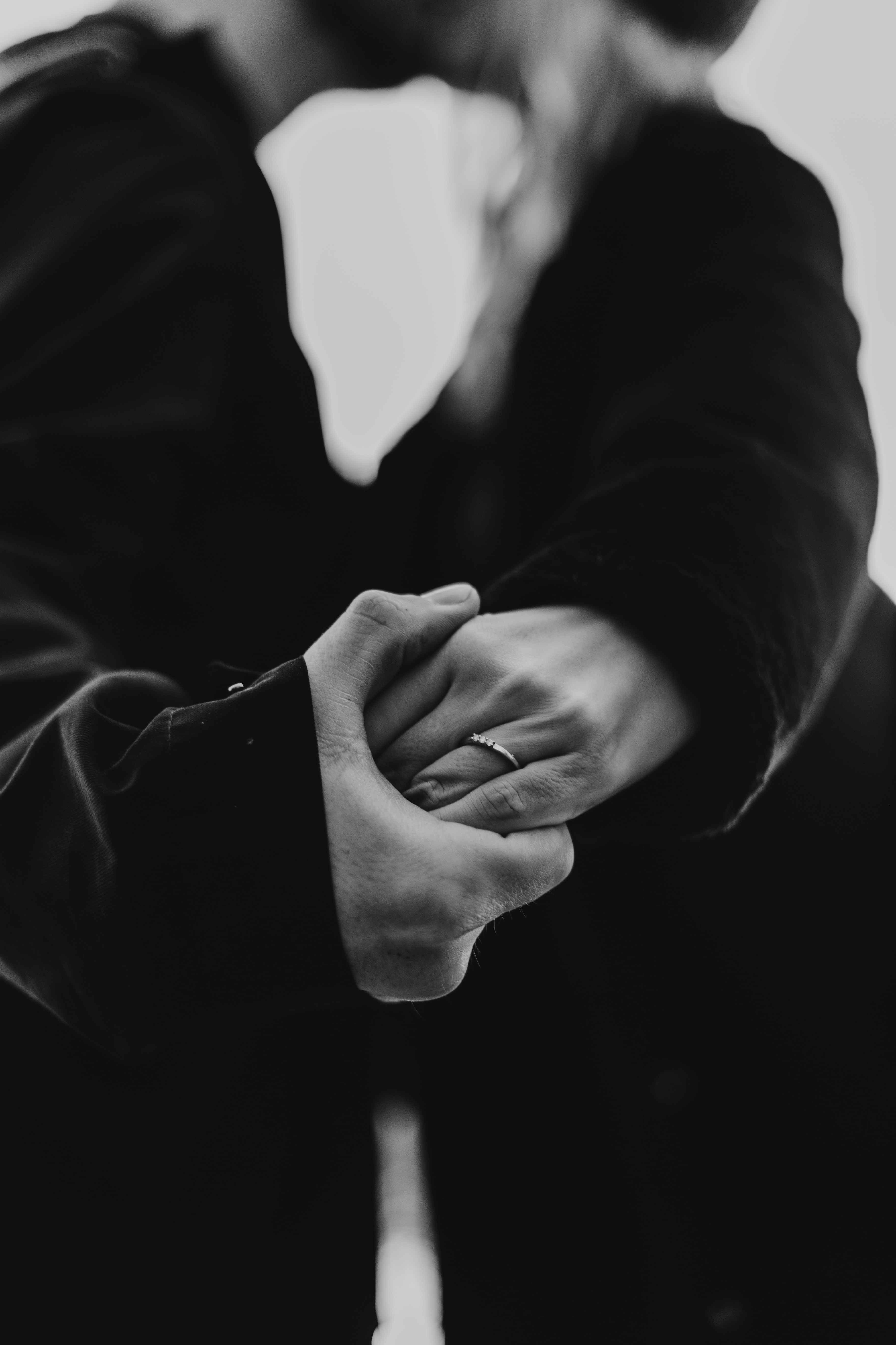 pair, couple, love, hands, bw, chb, romance, tenderness High Definition image