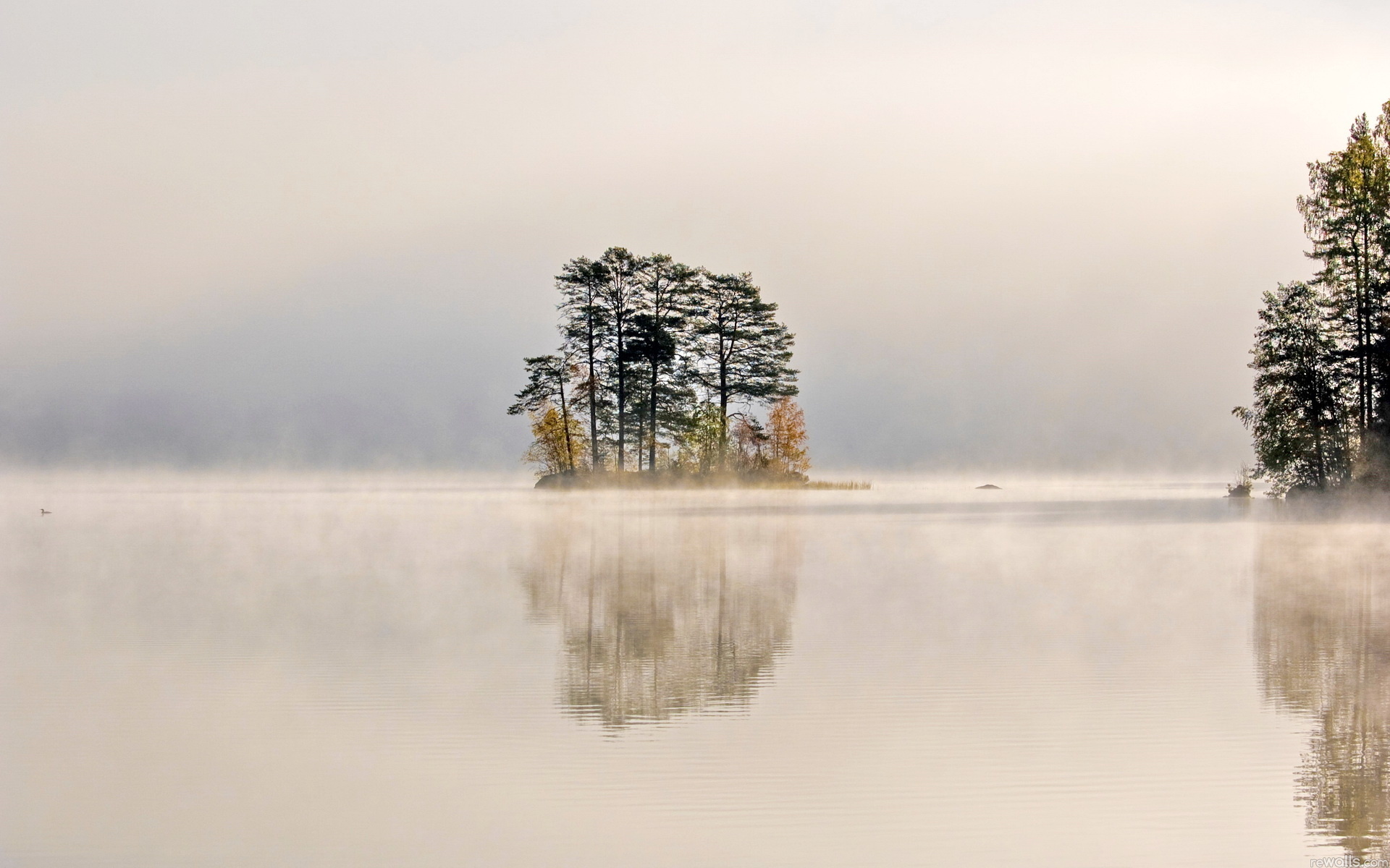 Туманный остров в озере