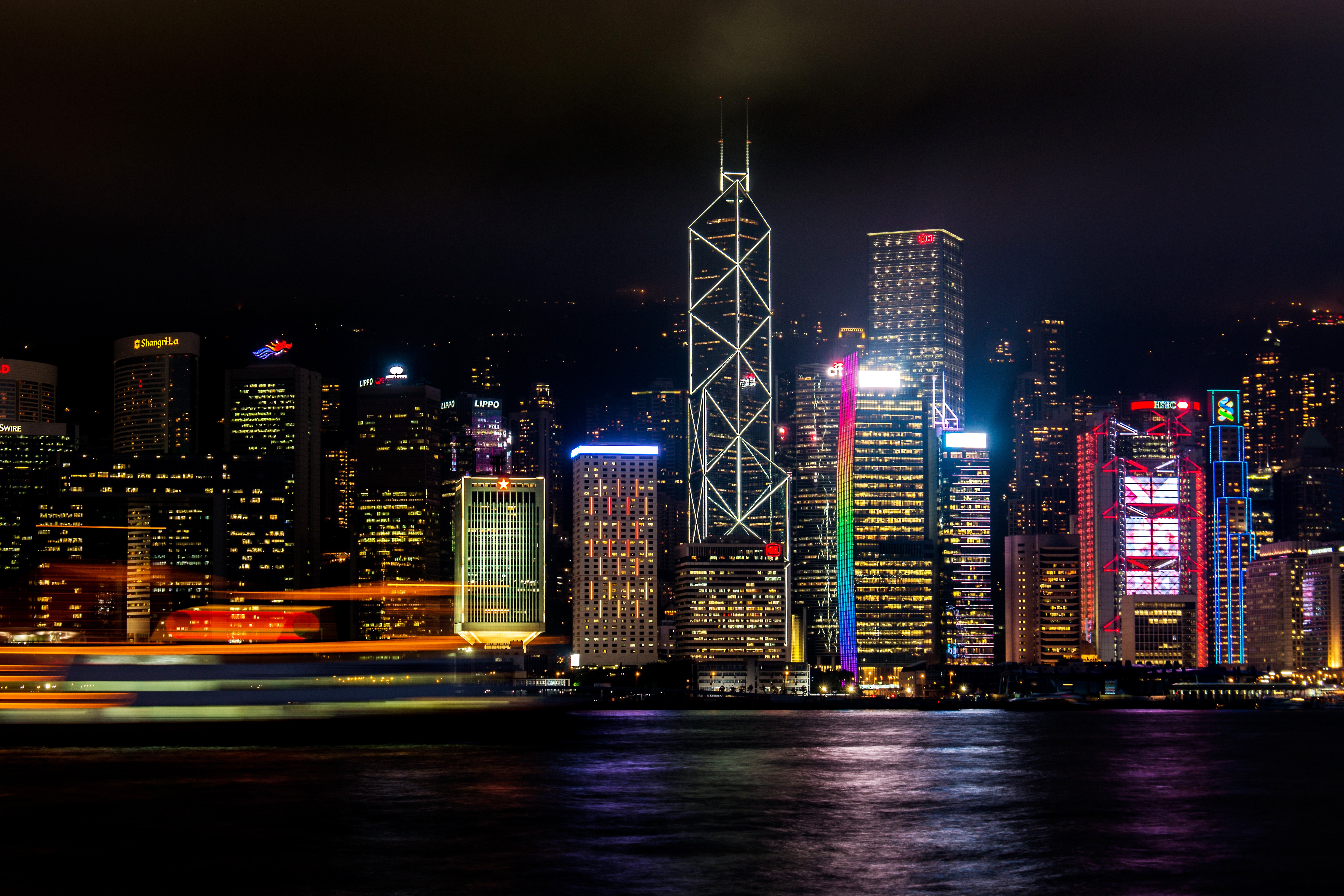 Handy-Wallpaper Städte, Übernachtung, Wolkenkratzer, Ufer, Bank, Hongkong, Sonderverwaltungsregion Hongkong kostenlos herunterladen.
