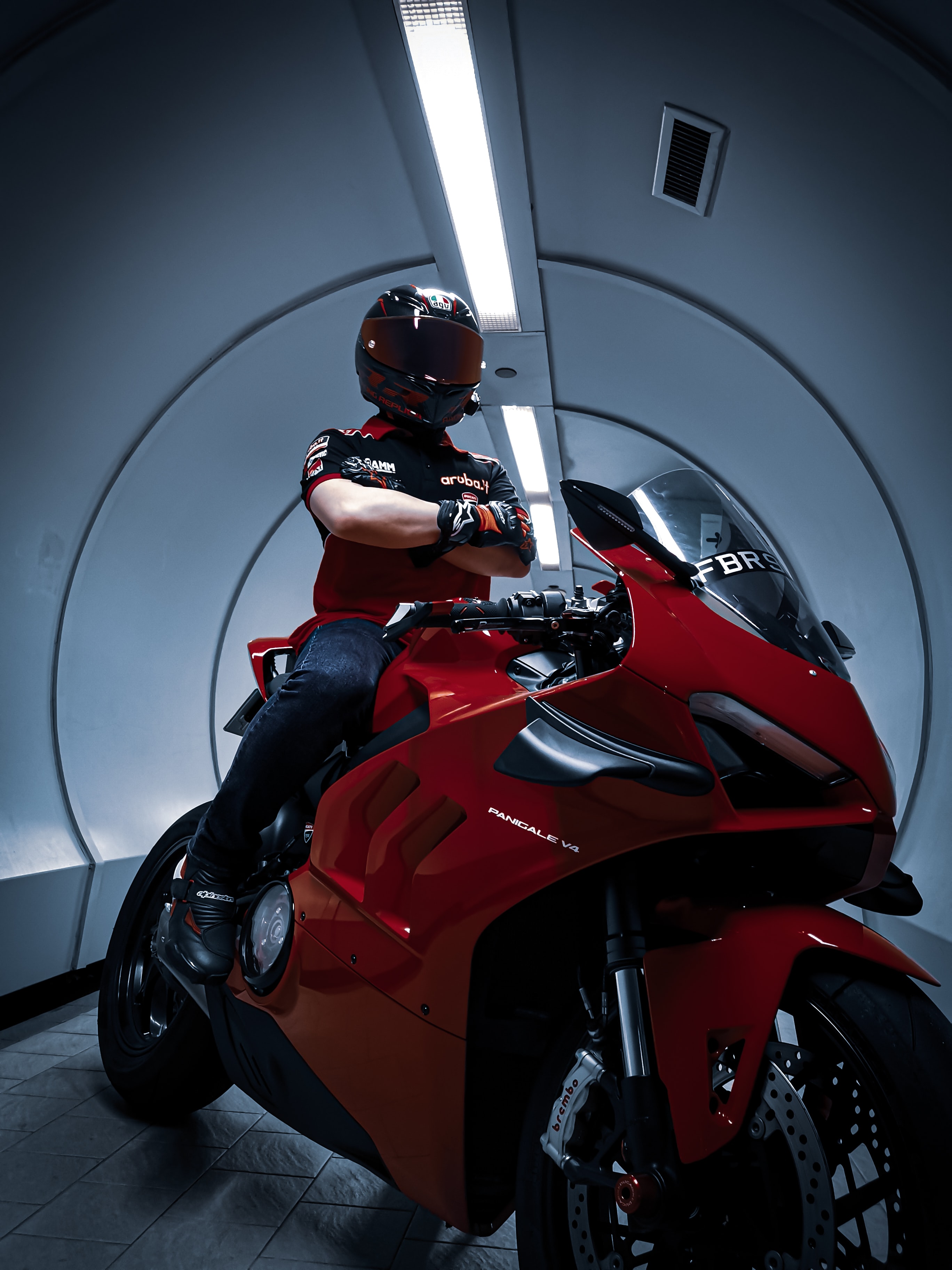 Handy-Wallpaper Motorräder, Ducati, Motorradfahrer, Helm, Motorrad, Fahrrad, Tunnel kostenlos herunterladen.