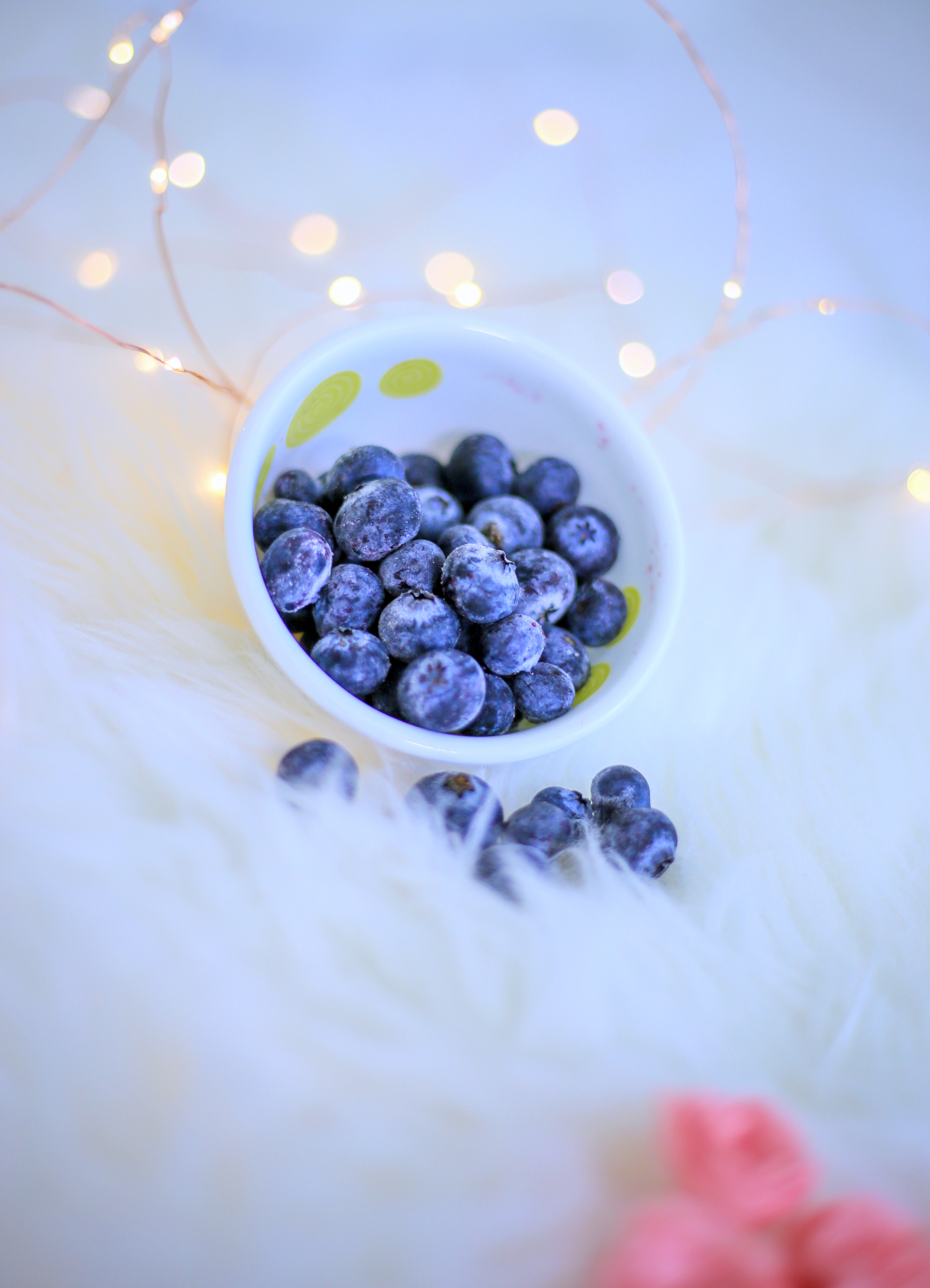 56404 Hintergrundbild herunterladen lebensmittel, blueberry, berries, blau, schüssel, girlande, garland - Bildschirmschoner und Bilder kostenlos
