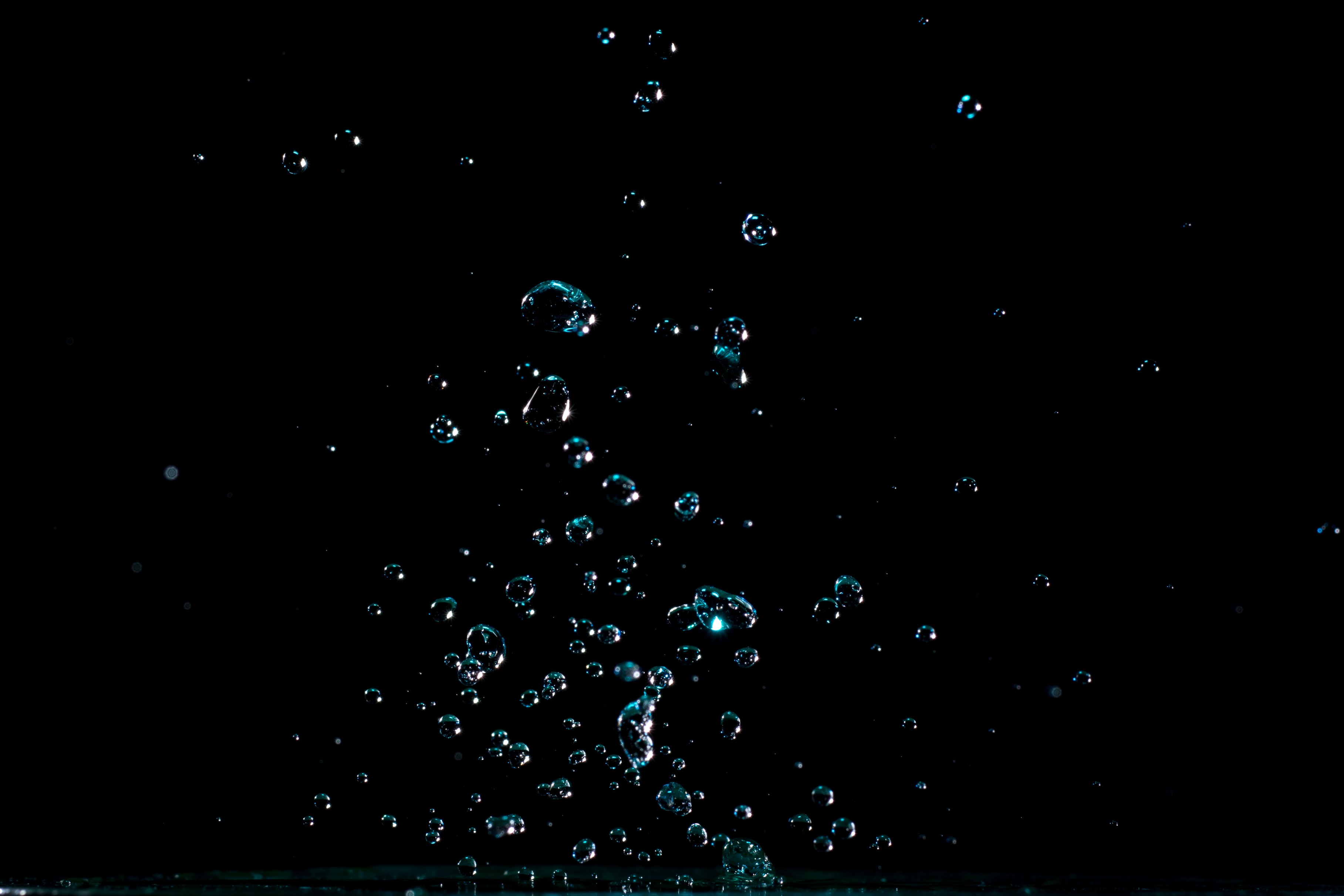 95519 Hintergrundbild herunterladen dunkel, bubbles, drops, scheinen, spritzen, splash, brillanz - Bildschirmschoner und Bilder kostenlos