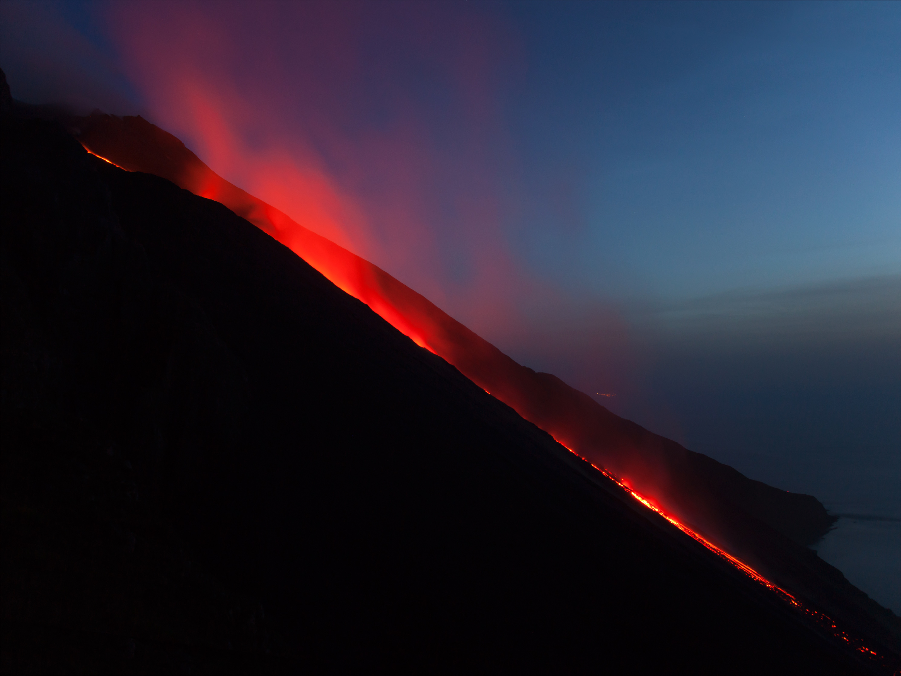 151012 Hintergrundbilder und Lava Bilder auf dem Desktop. Laden Sie steigung, vulkan, dunkel, raucher Bildschirmschoner kostenlos auf den PC herunter