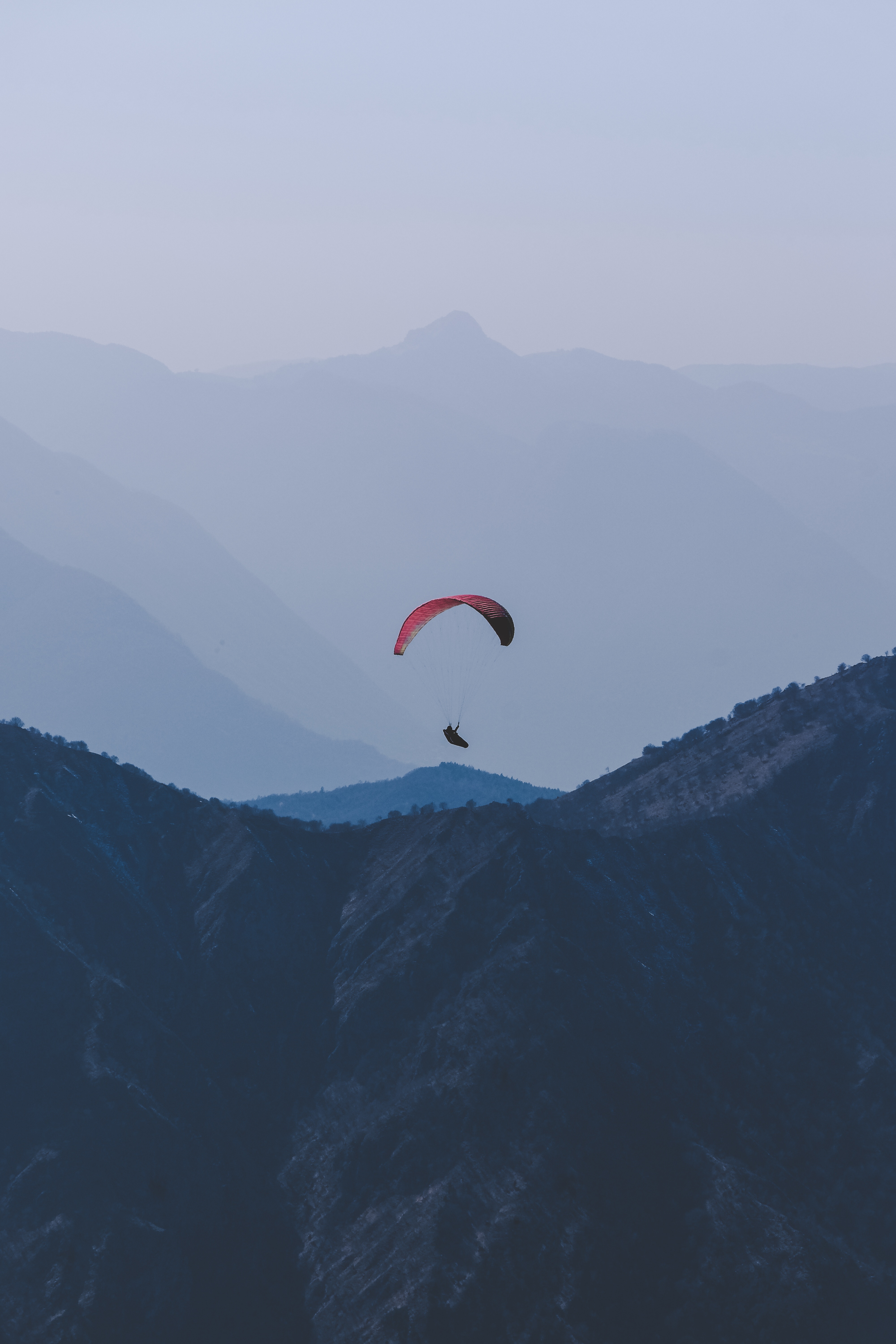 120672 Hintergrundbild herunterladen gleitschirmfliegen, sport, mountains, nebel, flug, gleitschirm - Bildschirmschoner und Bilder kostenlos