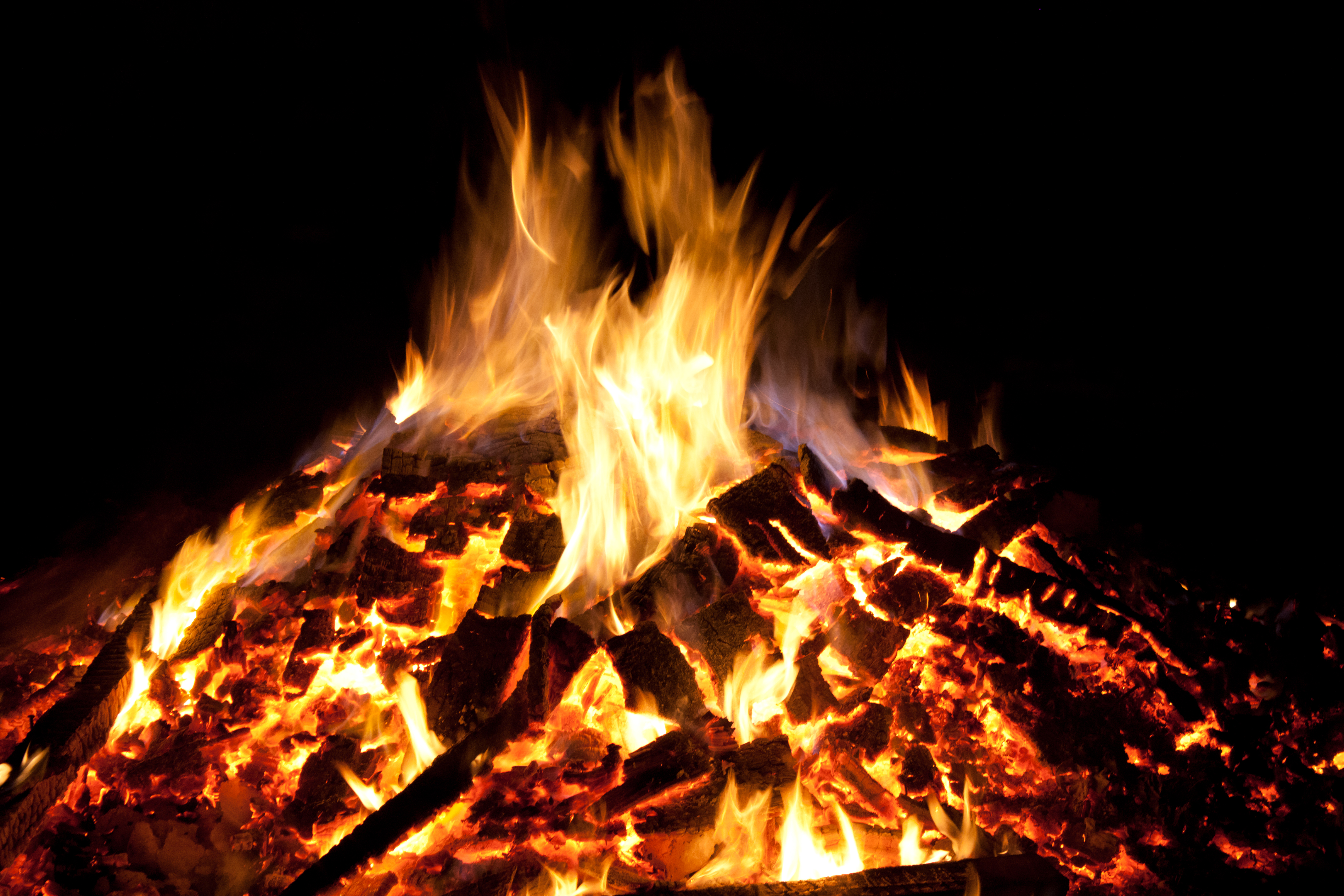 Laden Sie das Feuer, Bonfire, Übernachtung, Dunkel, Flamme, Funken-Bild kostenlos auf Ihren PC-Desktop herunter