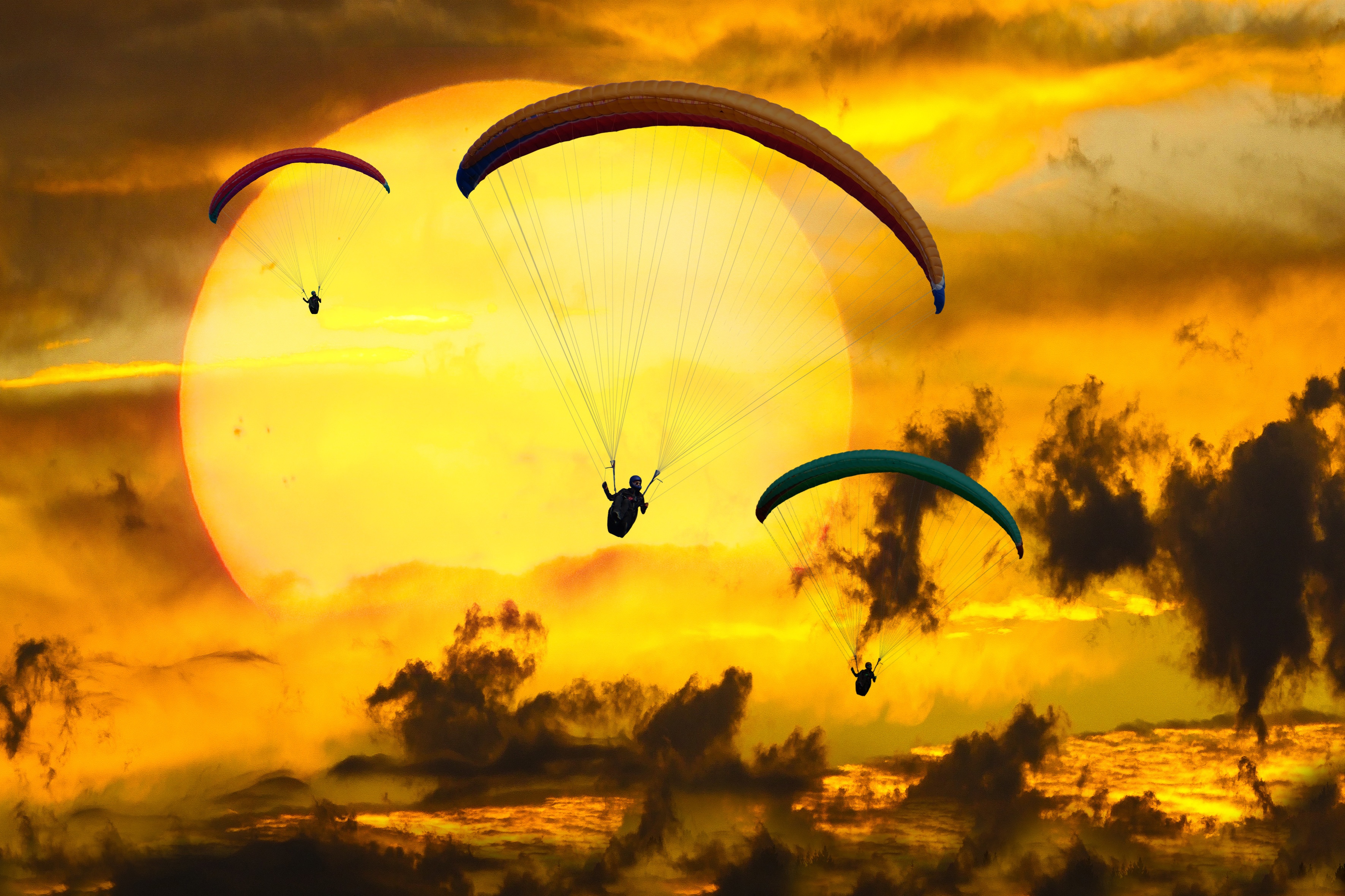 133612 Hintergrundbild herunterladen sport, sky, sun, clouds, gleitschirmfliegen, gleitschirm, paragliding - Bildschirmschoner und Bilder kostenlos