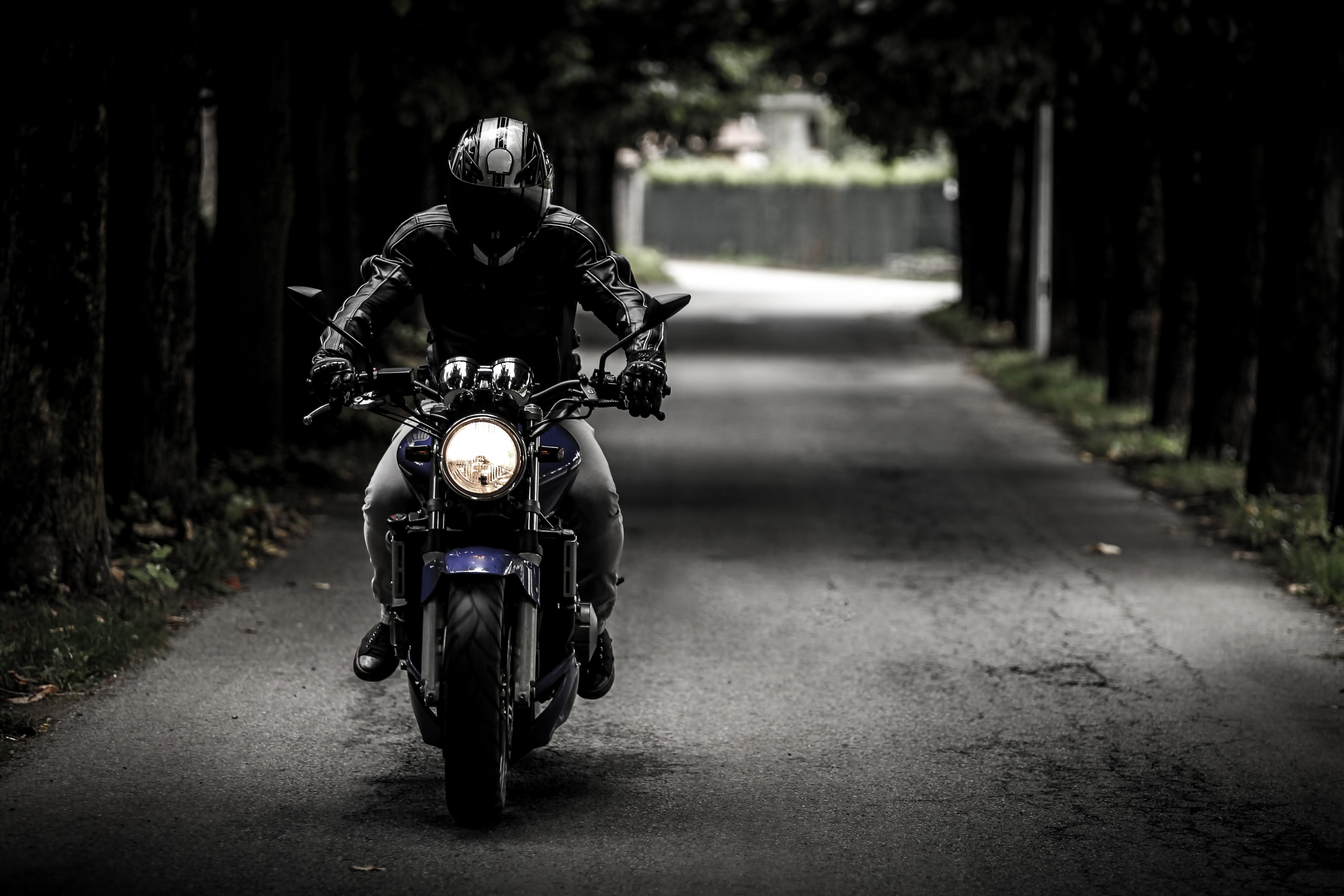 122647 Bild herunterladen motorräder, der verkehr, bewegung, motorradfahrer, helm, motorrad, biker - Hintergrundbilder und Bildschirmschoner kostenlos