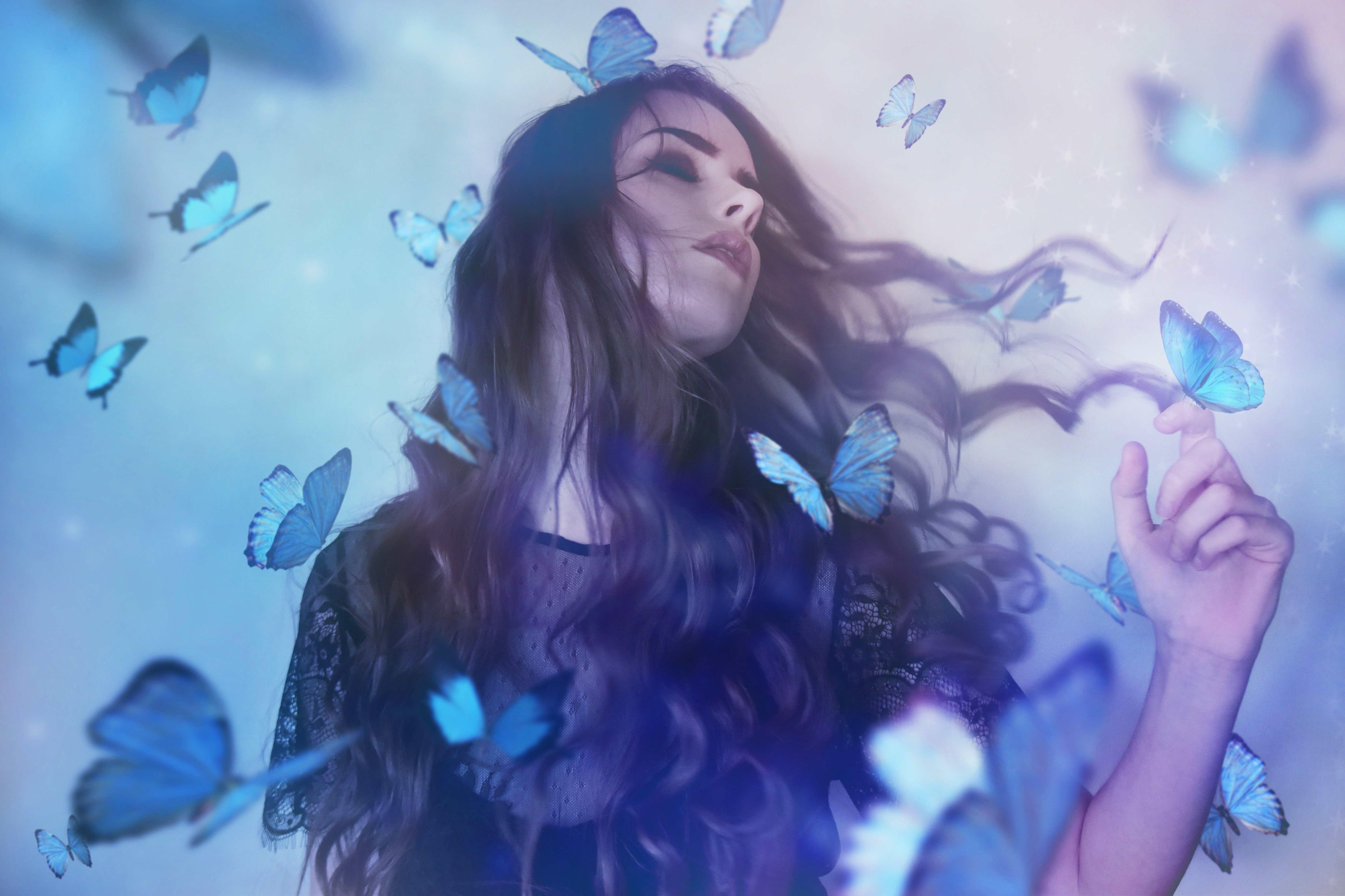 Девушка с синими бабочками брюнетка