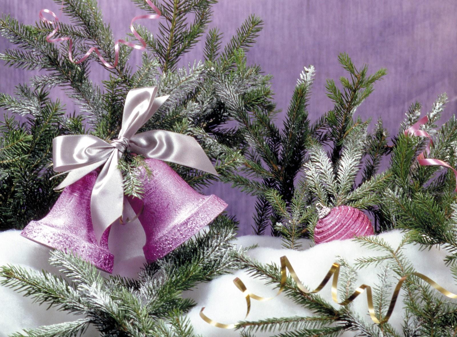 Handy-Wallpaper Feiertage, Nadeln, Schnee, Weihnachten, Glockenblumen, Urlaub, Weihnachtsbaum Spielzeug kostenlos herunterladen.