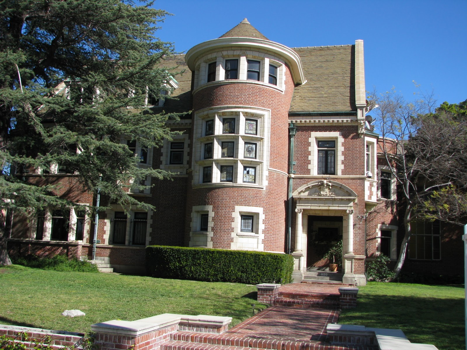 Самый знаменитый дом. Особняк архитектора Тома Мейна в Лос-Анджелесе. Американская история ужасов дом.