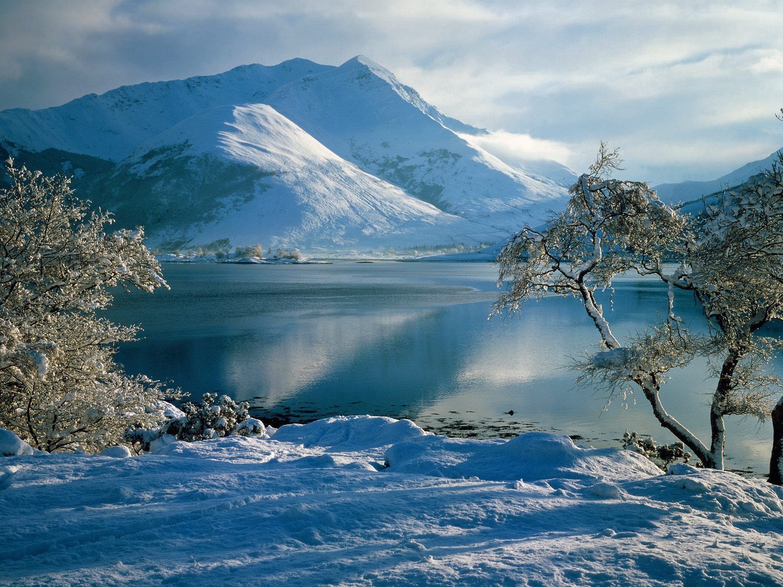 Widescreen image snow, lake, mountains, awakening